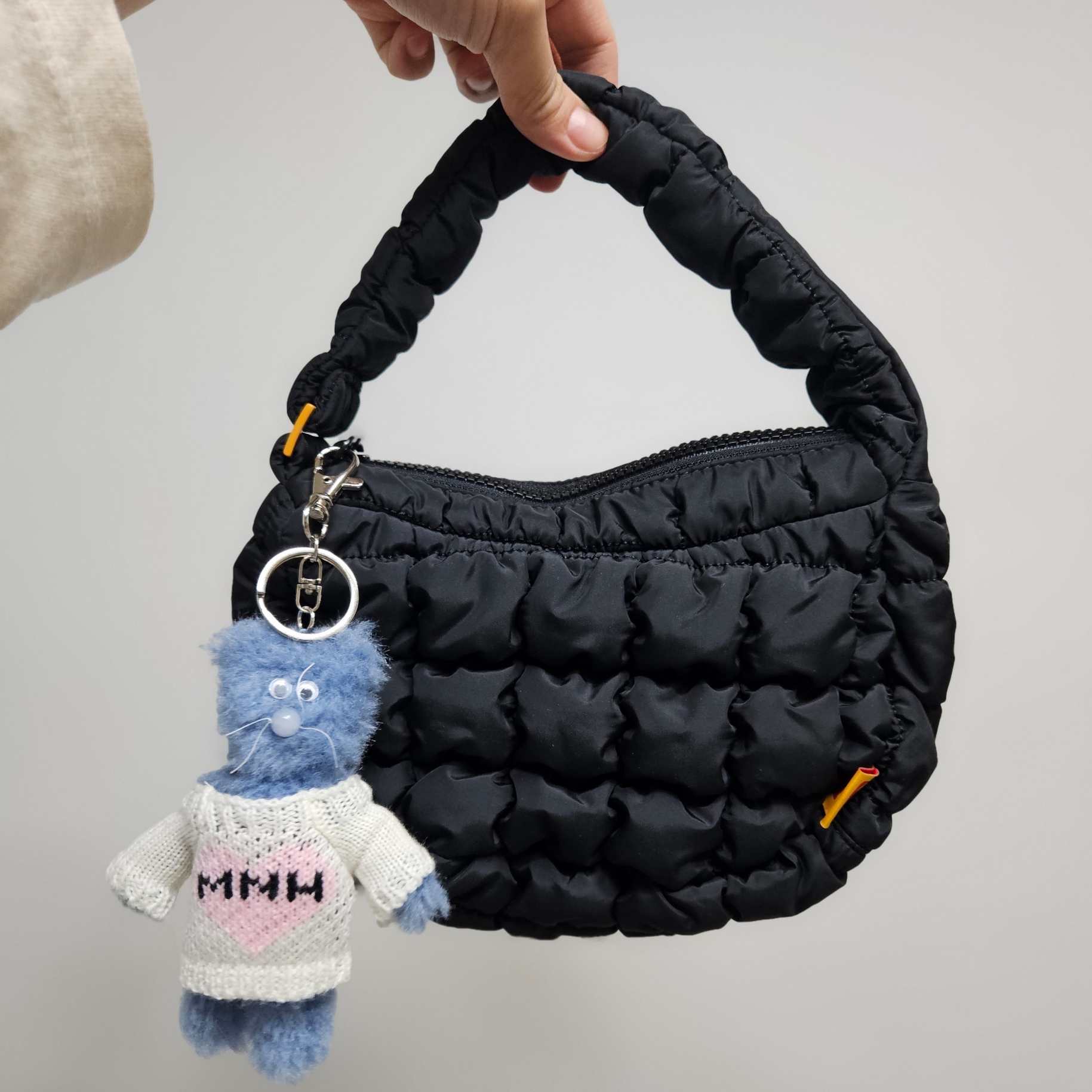 Monamhee Love Flexy Keyring Blue 착용 스타일