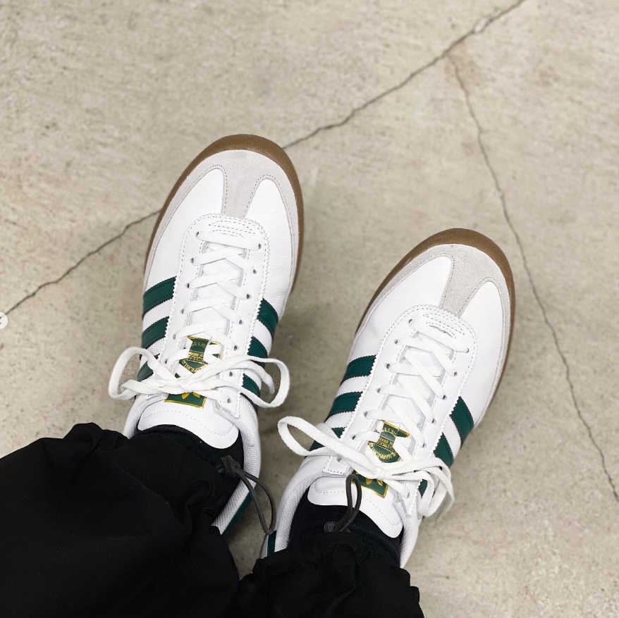 Adidas Jeans Cloud White Collegiate Green Gum 착용 스타일 - 2