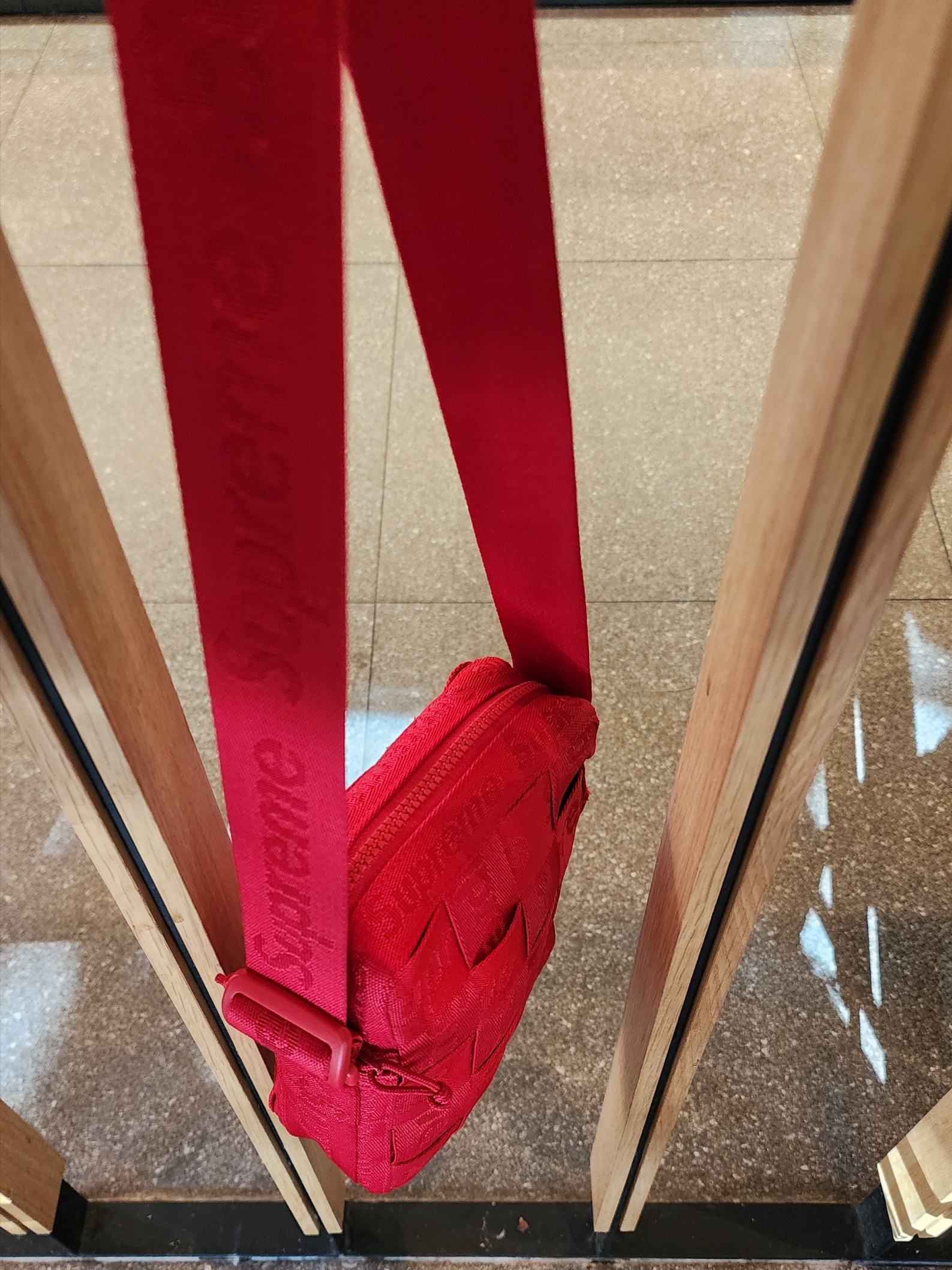 Supreme Woven Shoulder Bag Red - 23SS 착용 스타일