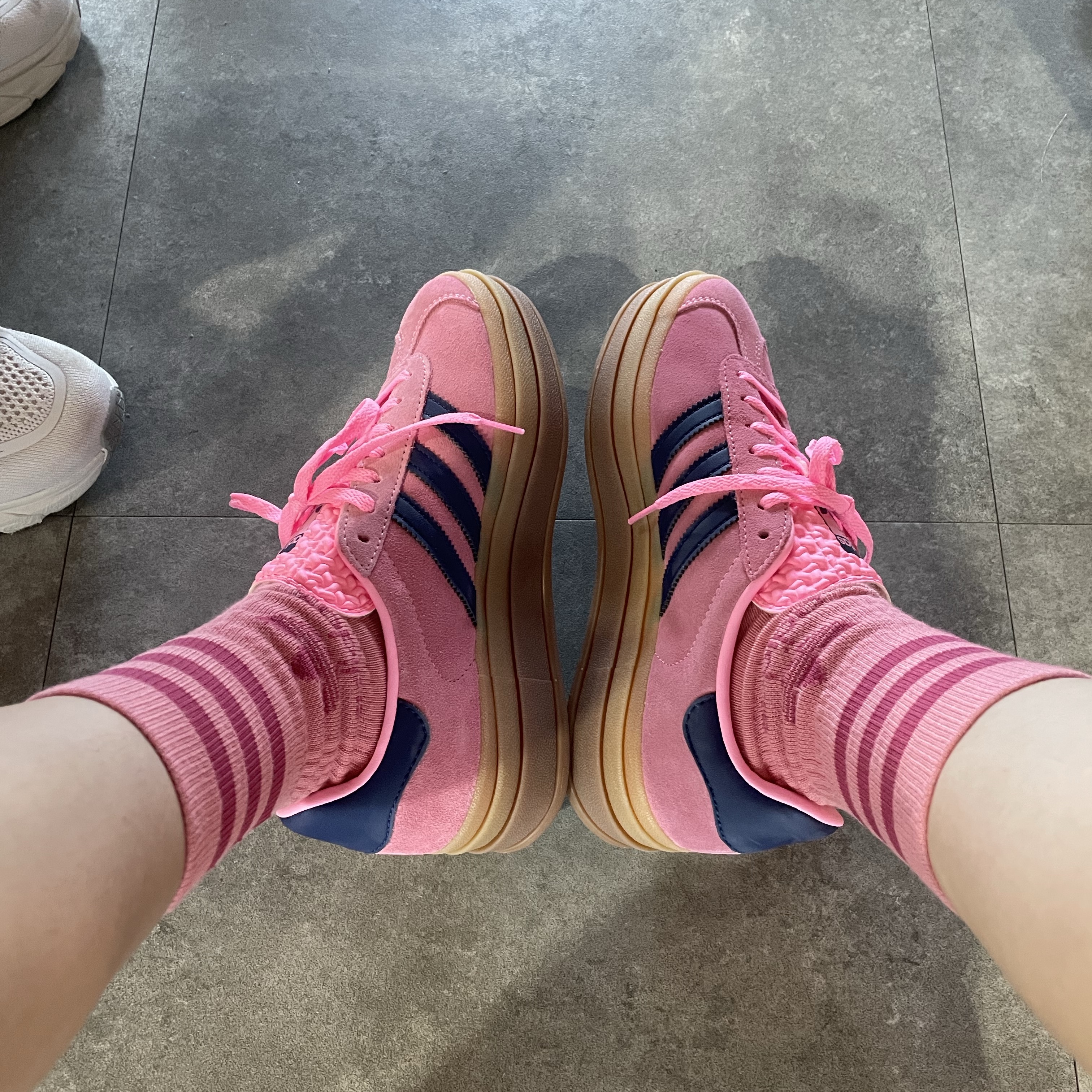 (W) Adidas Gazelle Bold Pink Glow Victory Blue 착용 스타일