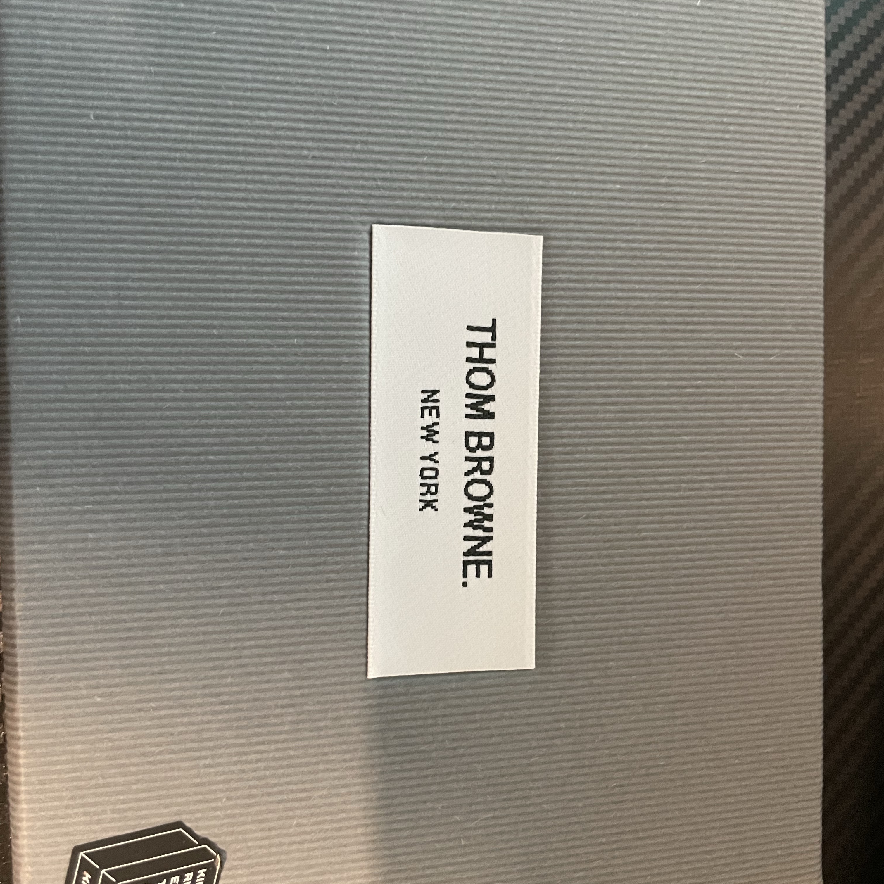 Thom Browne Pebble Grain Leather Stripe Note Compartment Card Holder Black 착용 스타일 - 1