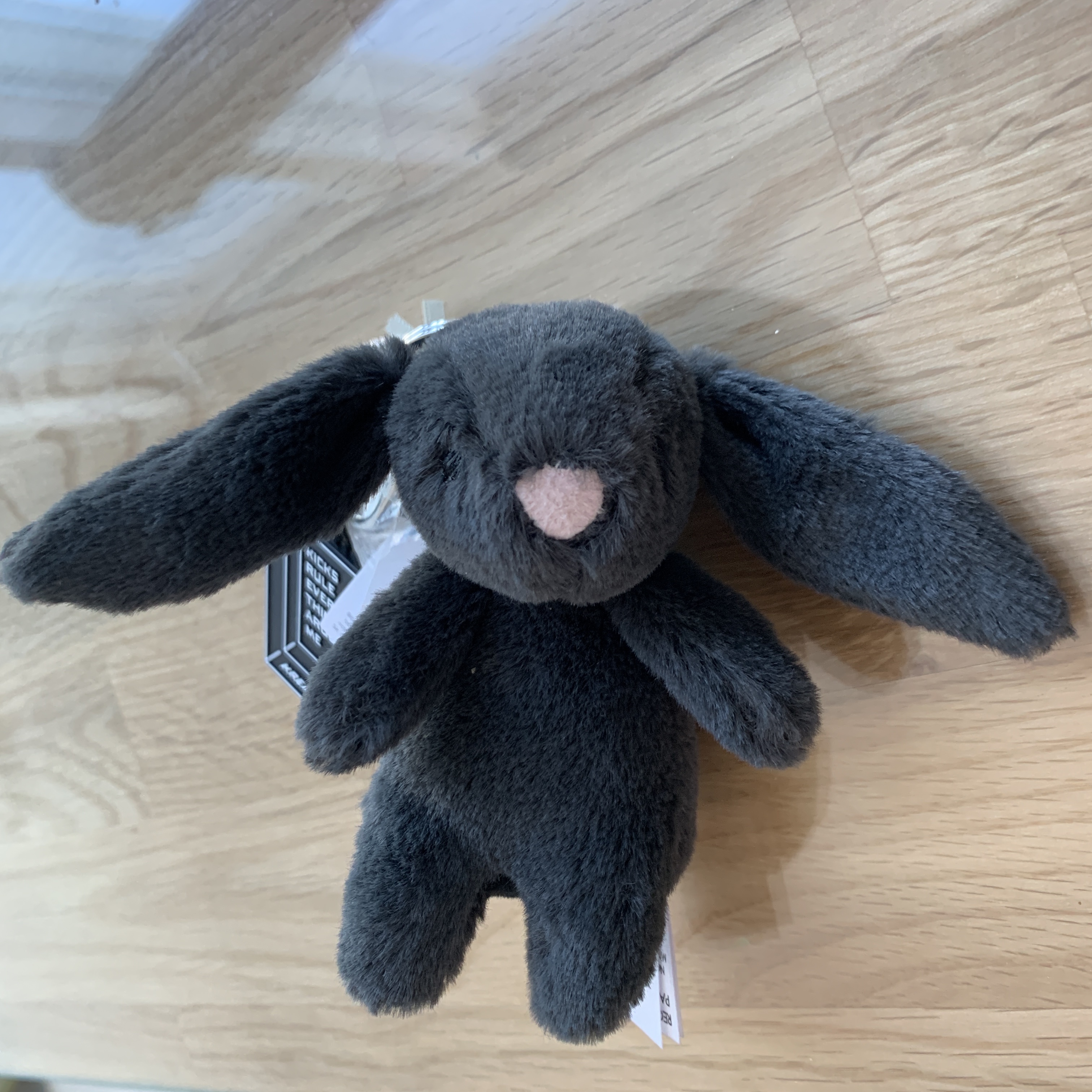 Jellycat Bashful Bunny Bag Charm Ink 착용 스타일 - 2