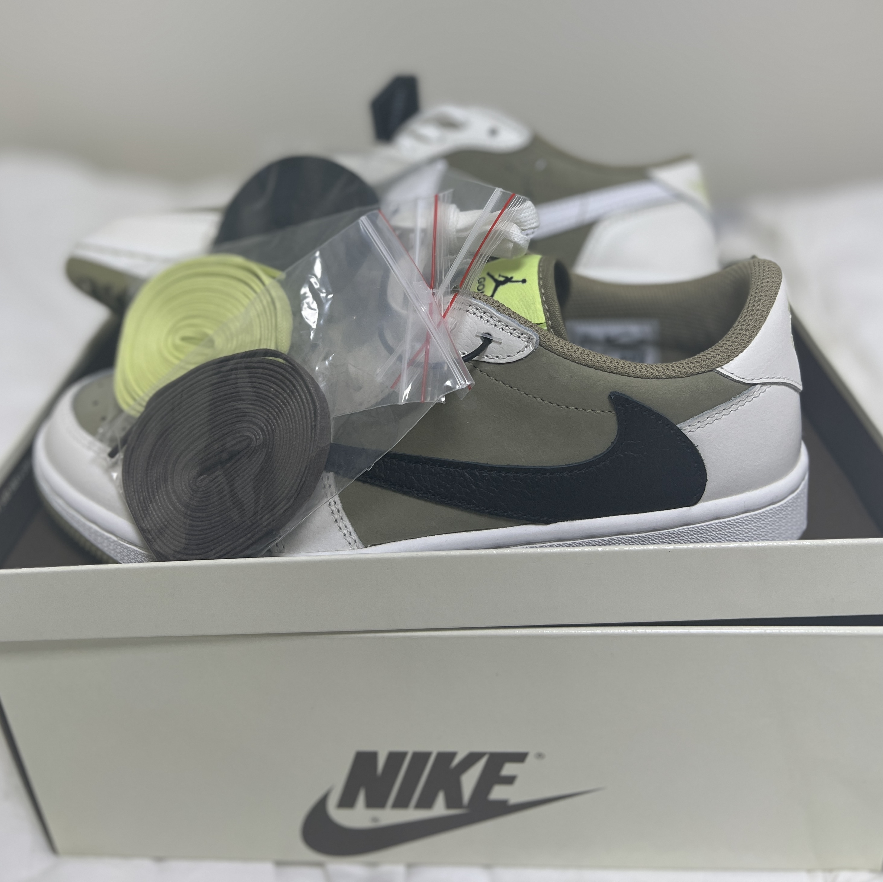 Jordan 1 x Travis Scott Retro Low Golf NRG Neutral Olive, Apple Watch SE 44mm GPS Midnight Aluminum Case with Sport Band Midnight (Korean Ver.) 착용 스타일 - 3
