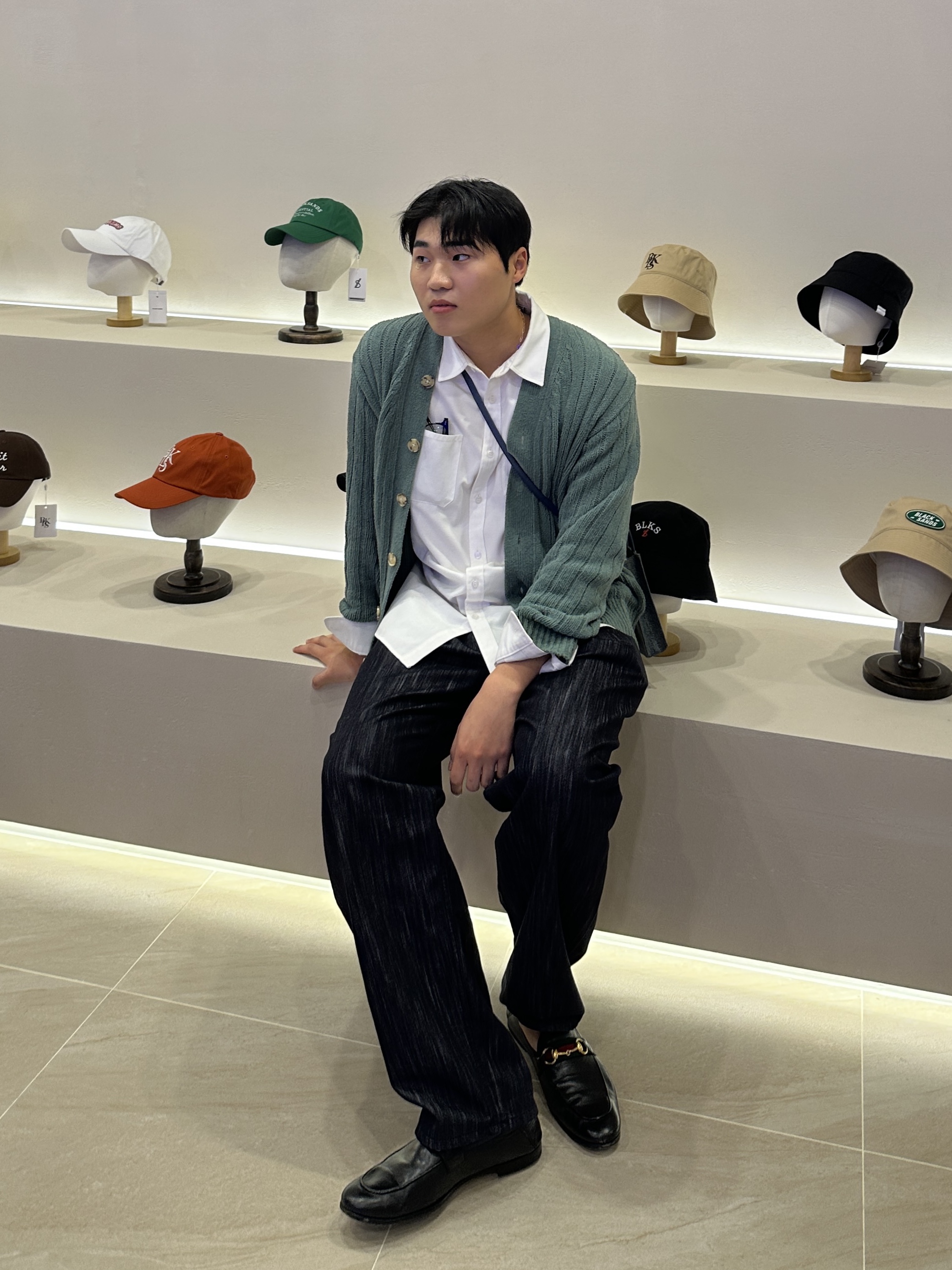 Gucci Loafer with Horsebit Black Velvet 착용 스타일 - 3