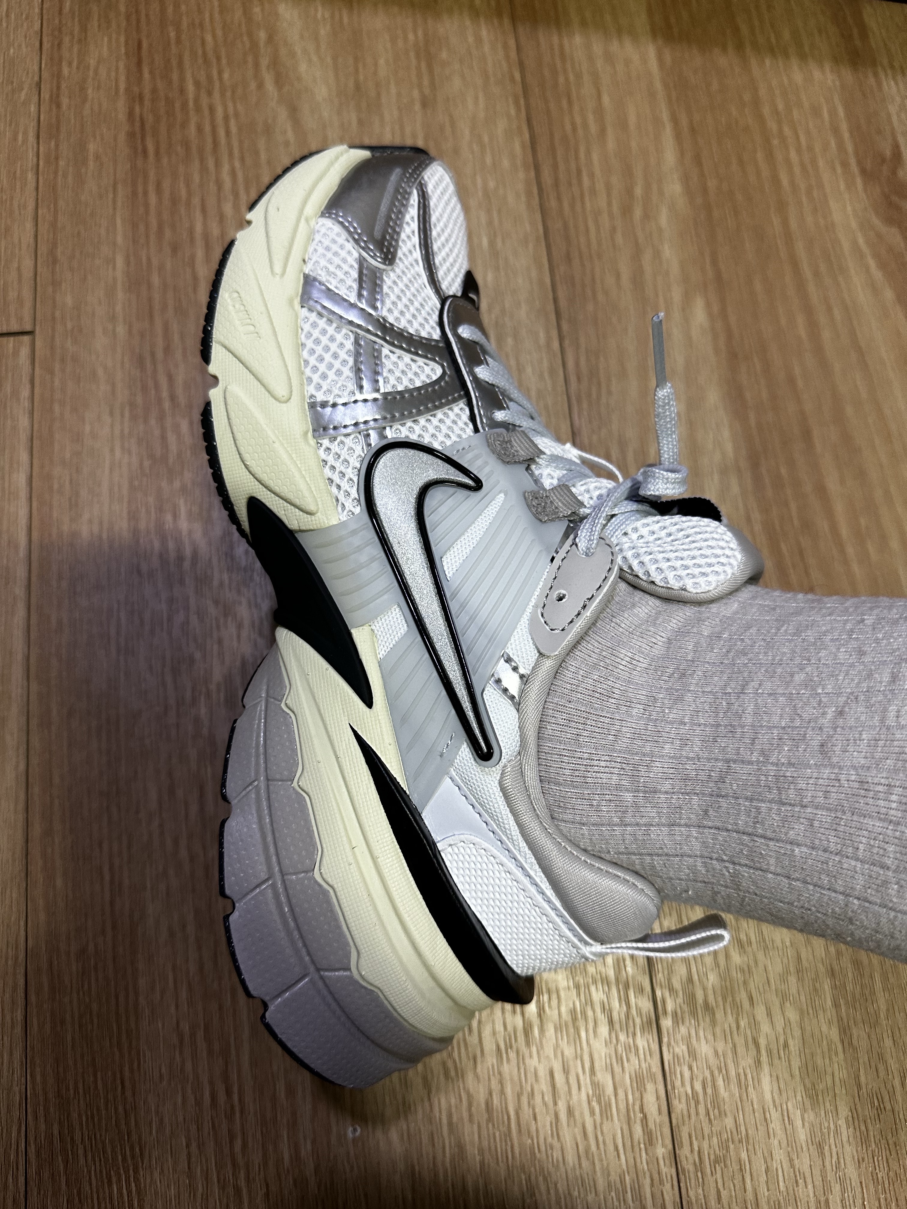 Nike V2K Run Summit White Metallic Silver 착용 스타일