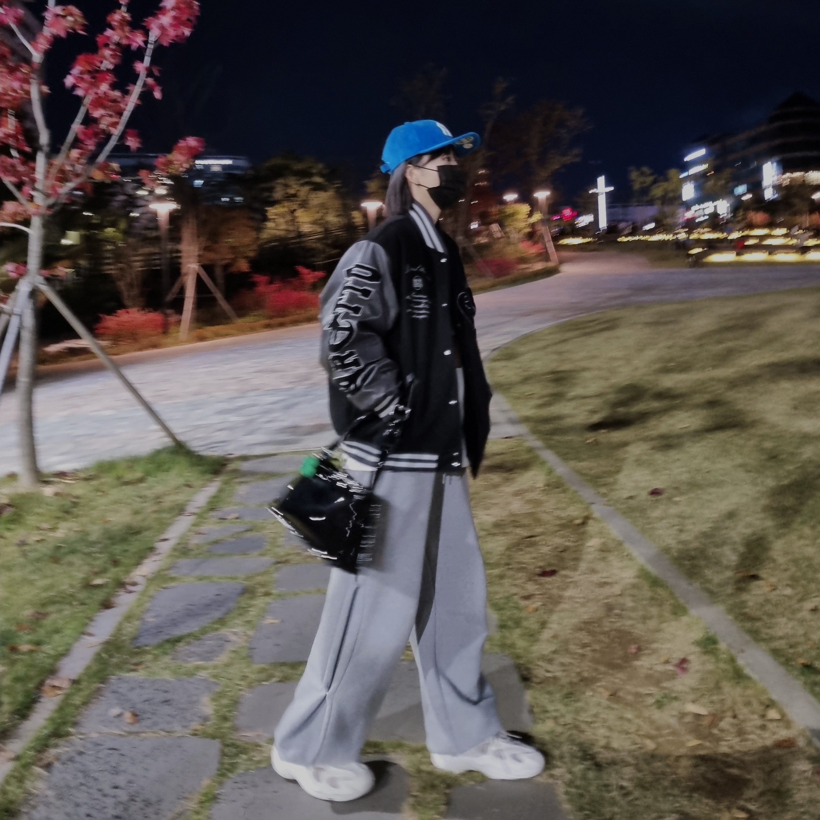 Adidas Adifom Q Off White, Adidas Always Original Airliner Shoulder Bag Black 착용 스타일 - 2