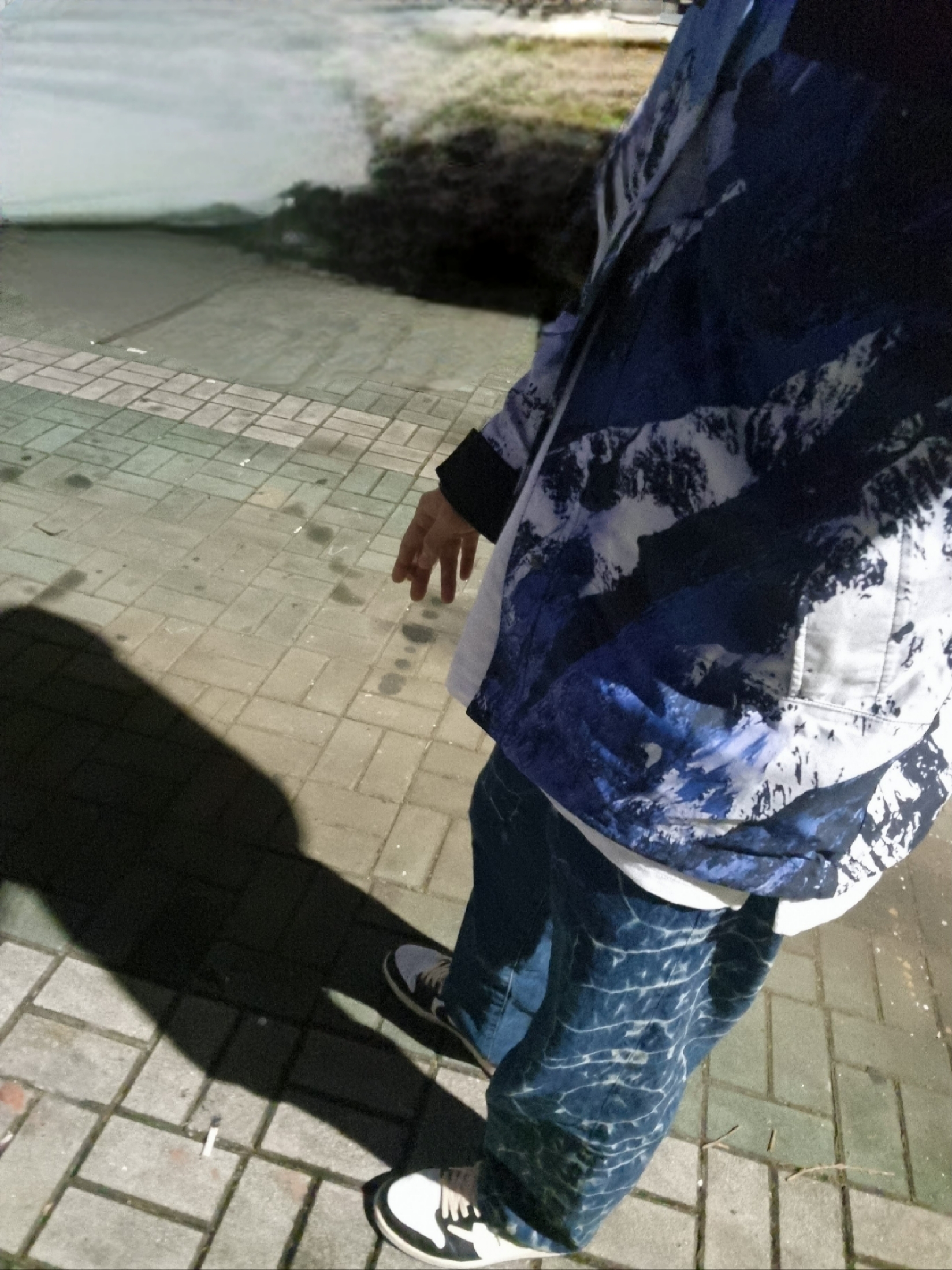 Supreme x The North Face Mountain Parka Blue White - 17FW, Supreme Shibori Loose Fit Jean Rigid Indigo - 23SS 착용 스타일