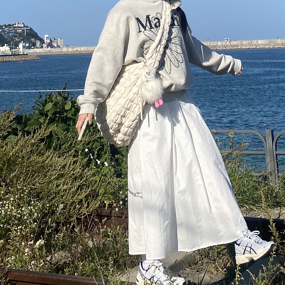 COS Quilted Oversized Shoulder Bag Off White Light Beige, (W) Asics Gel-1130 White Midnight 착용 스타일 - 1