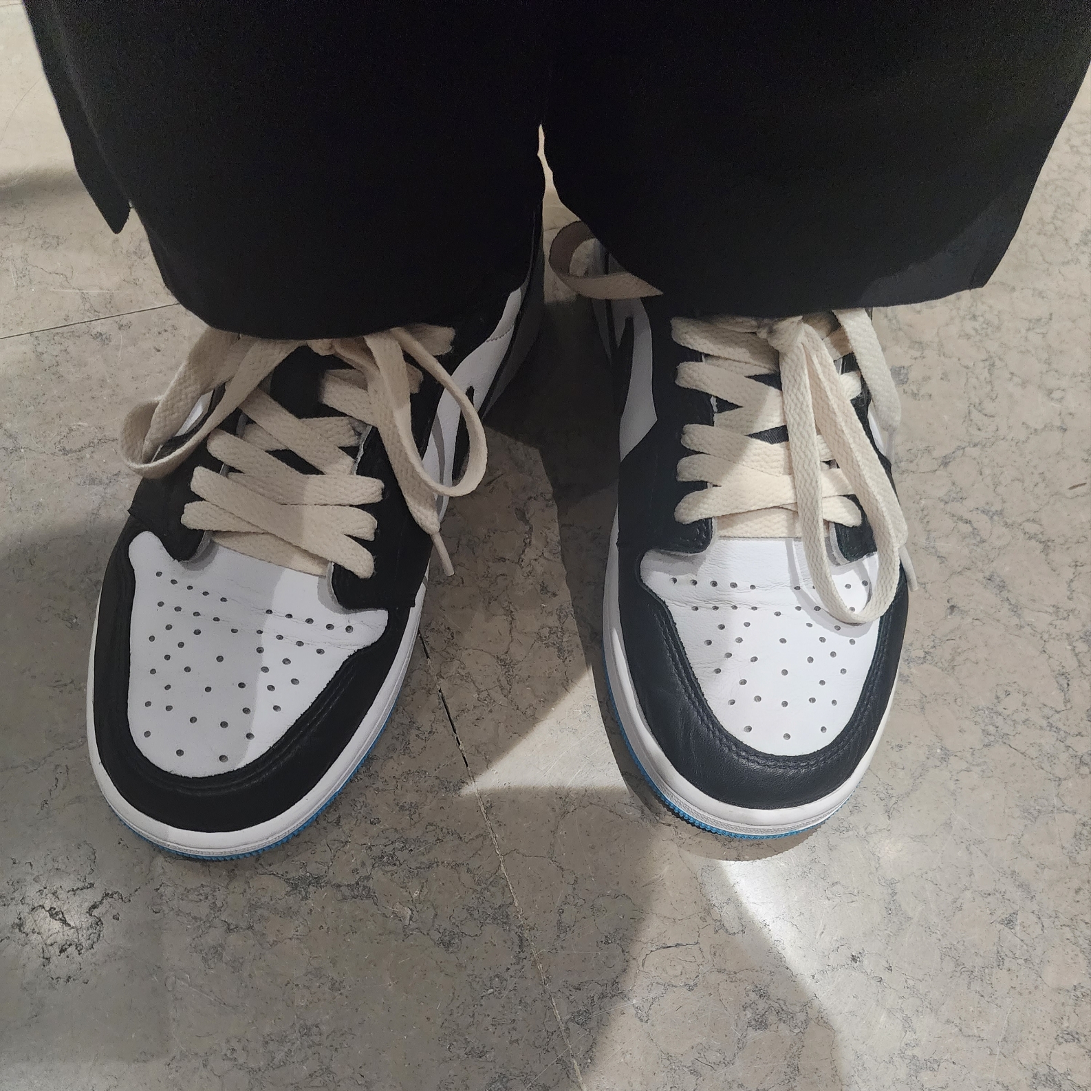 Jordan 1 Retro Low OG Black and Dark Powder Blue 착용 스타일