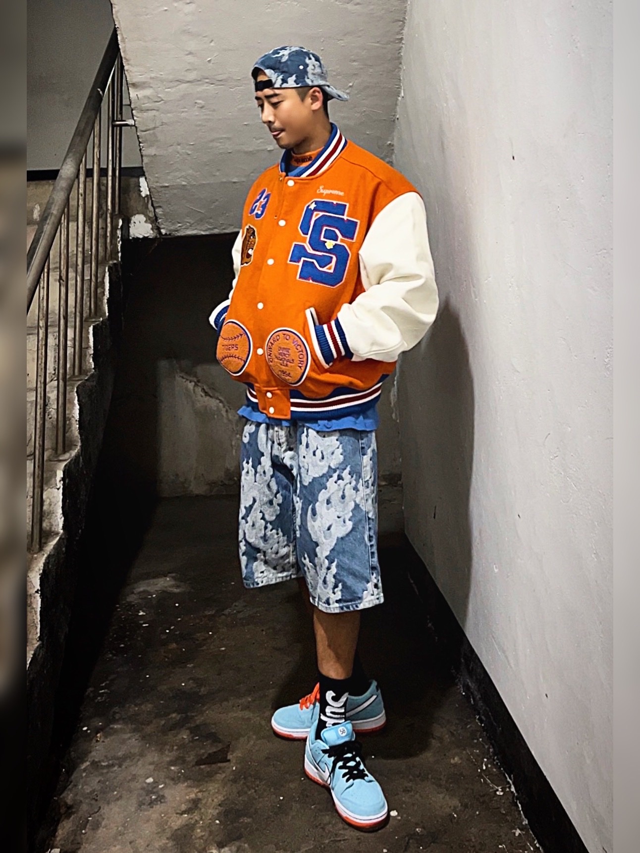 Supreme Flames Jacquard Denim Camp Cap Washed Indigo - 23SS, Supreme Flames Jacquard Baggy Denim Shorts Washed Indigo - 23SS 착용 스타일 - 1