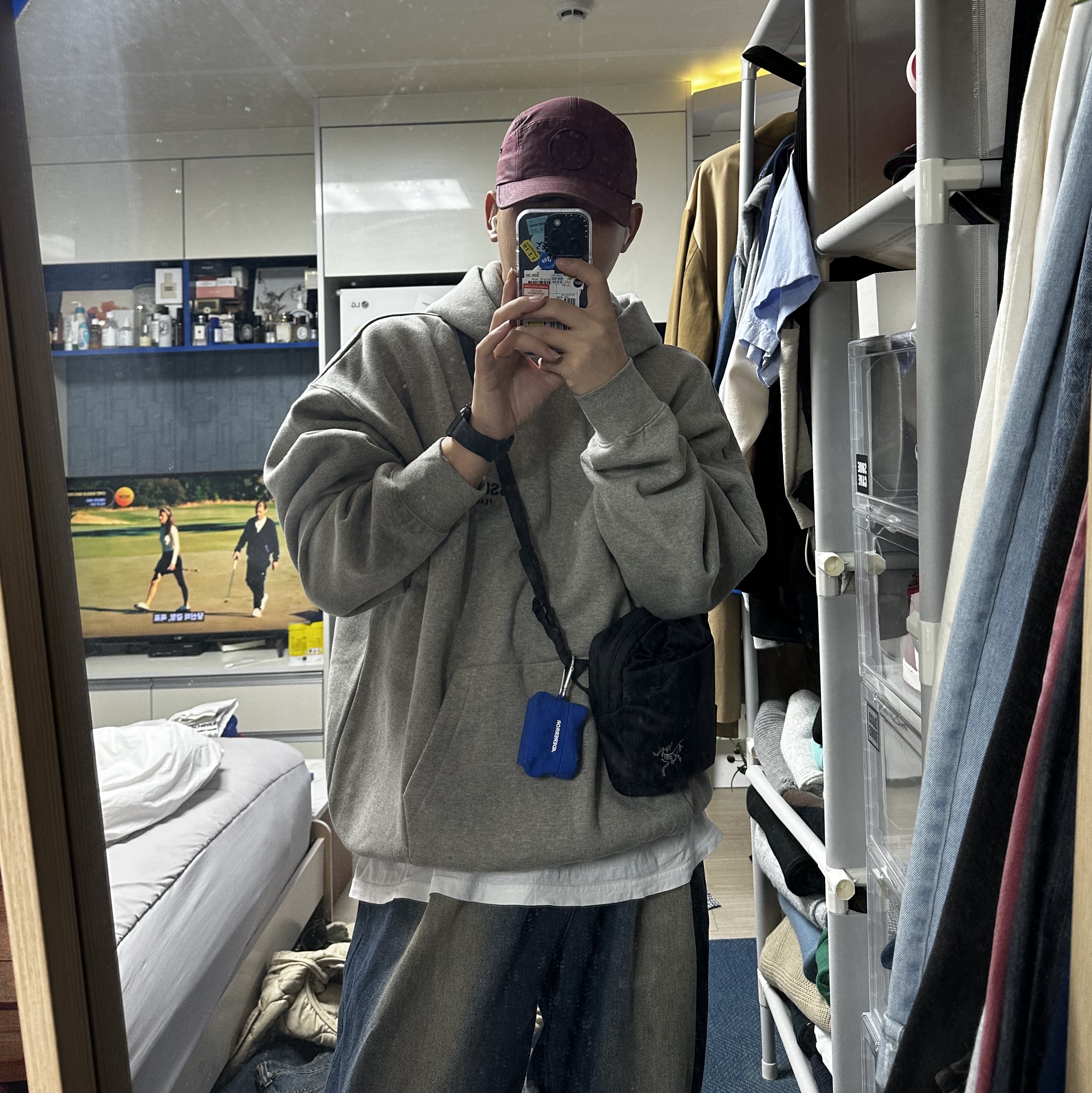 Essentials The Core Collection Hoodie Dark Oatmeal, Arc'teryx Heliad 6 Crossbody Bag Black 착용 스타일