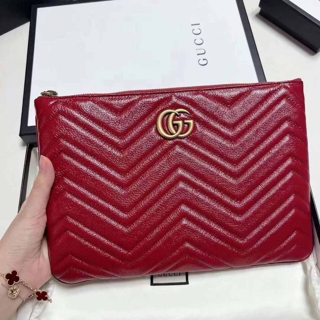 Gucci GG Marmont Leather Pouch Red 착용 스타일