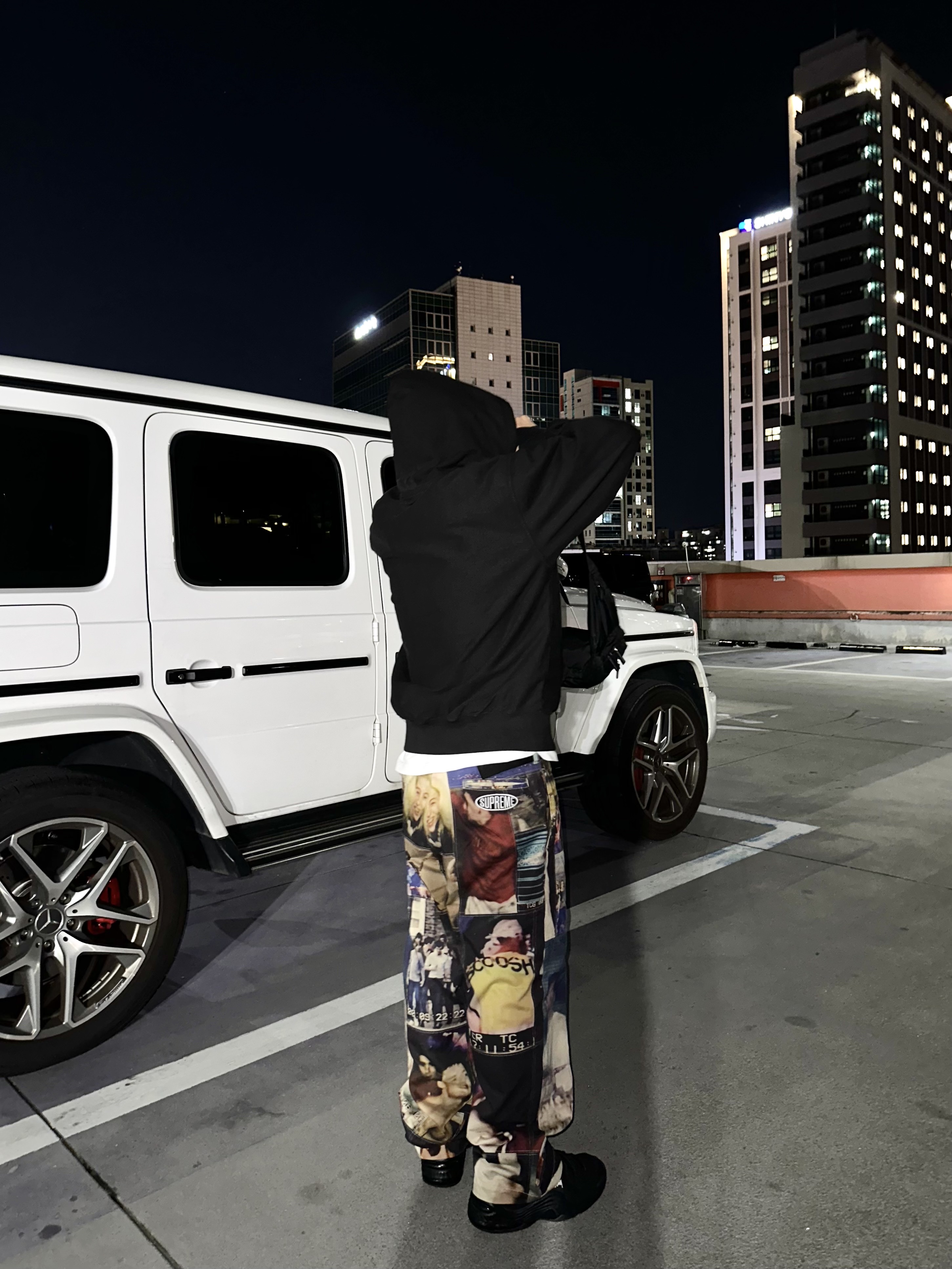 Supreme Mark Leckey Hardcore Patchwork Loose Fit Chino Pant Multicolor - 23FW, Stussy Block Sport Pigment Dyed Hoodie Black 착용 스타일 - 2