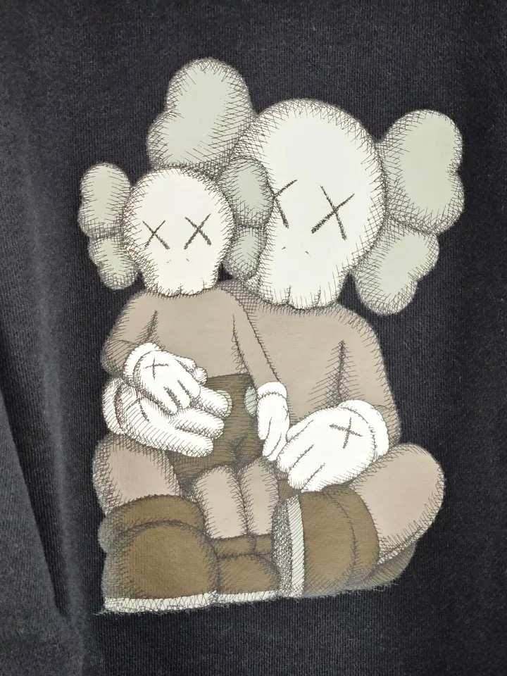 Uniqlo UT x Kaws Long Sleeve Sweatshirt Black 착용 스타일 - 3