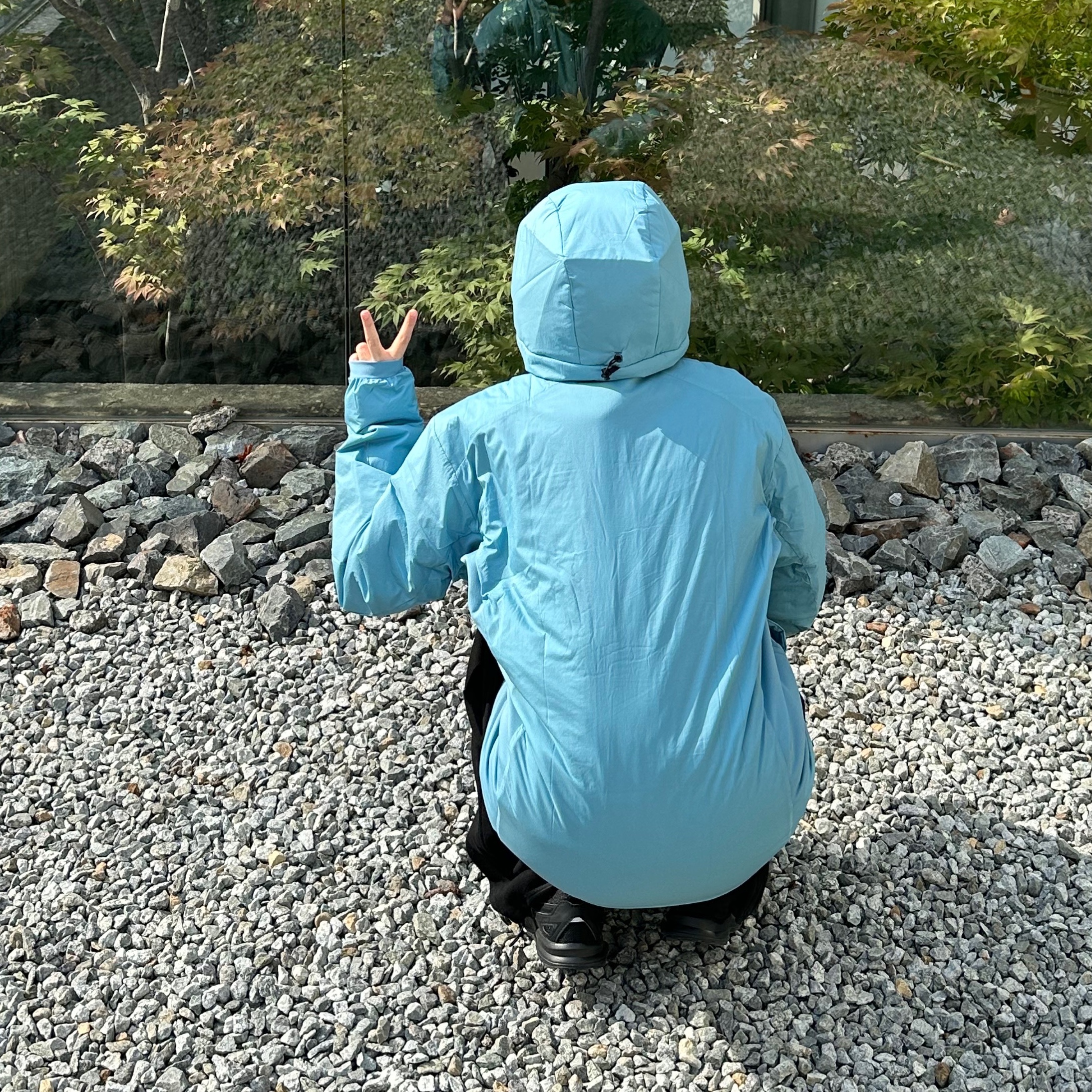 Arc'teryx Atom LT Hoody Solace, Asics Jog 100 2 Black 착용 스타일 - 3