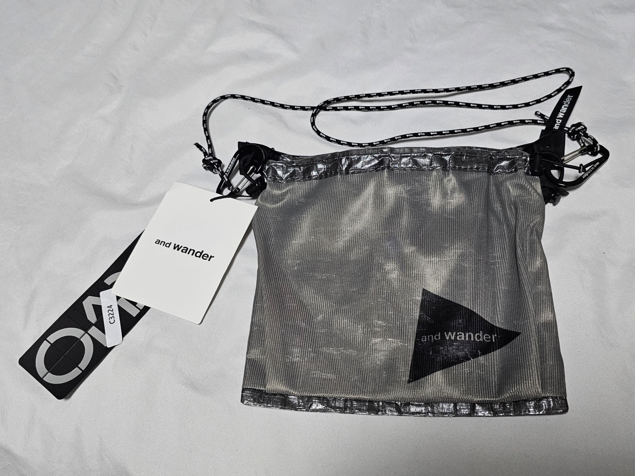 And Wander UL Sacoche with Dyneema Charcoal 착용 스타일
