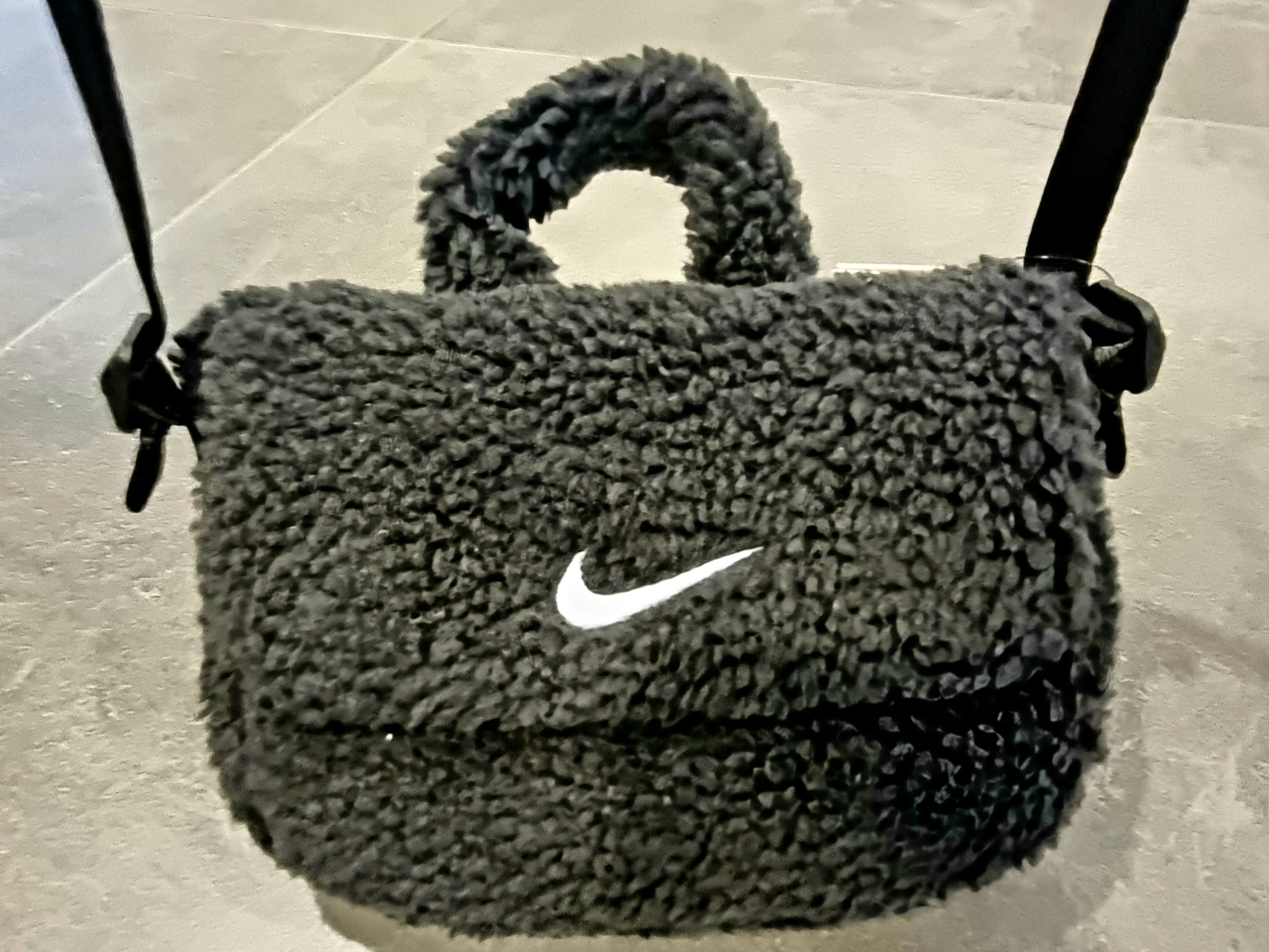 (Kids) Nike NSW Faux Fur Crossbody Bag Black 착용 스타일 - 2