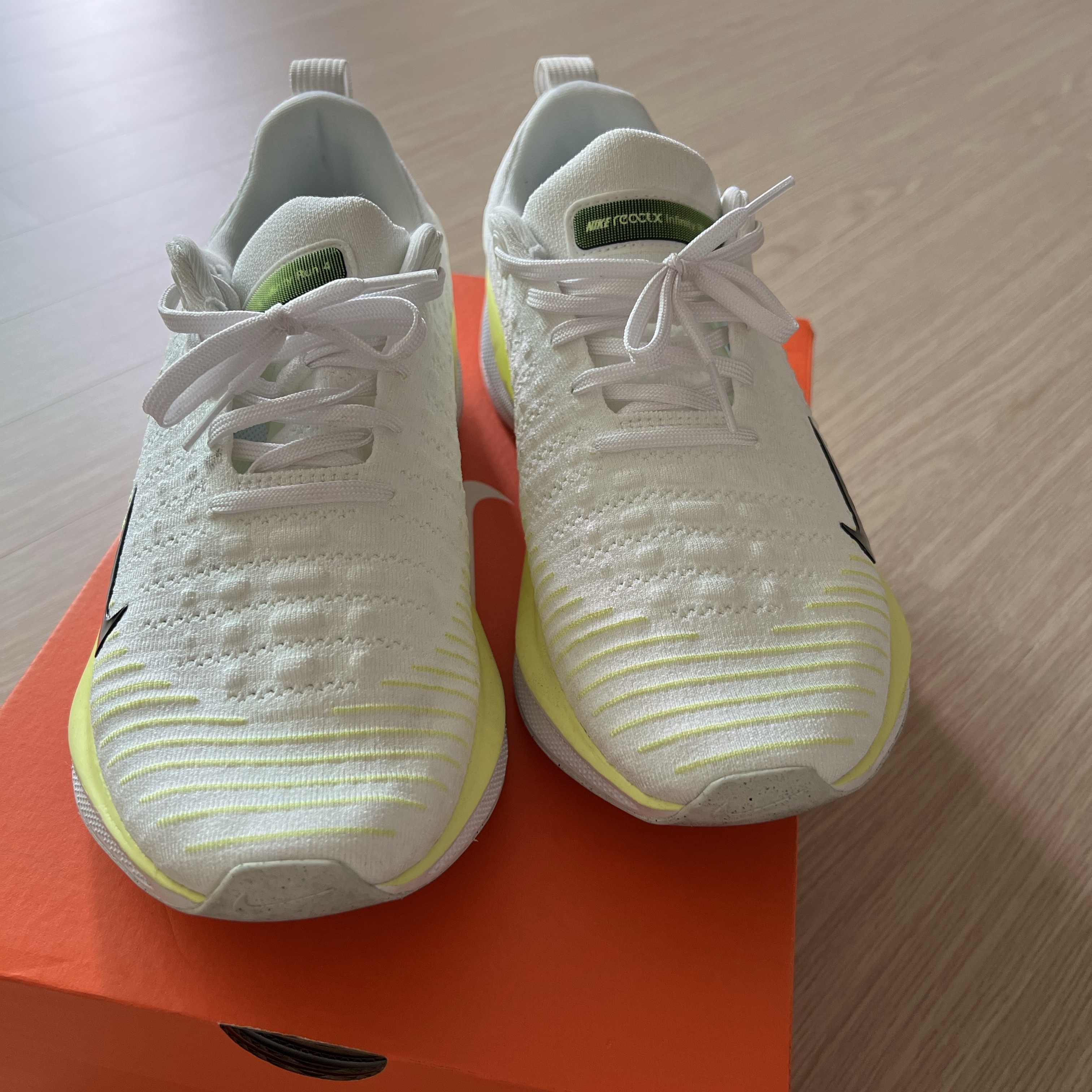 Nike ReactX Infinity Run 4 White Light Lemon Twist 착용 스타일 - 2
