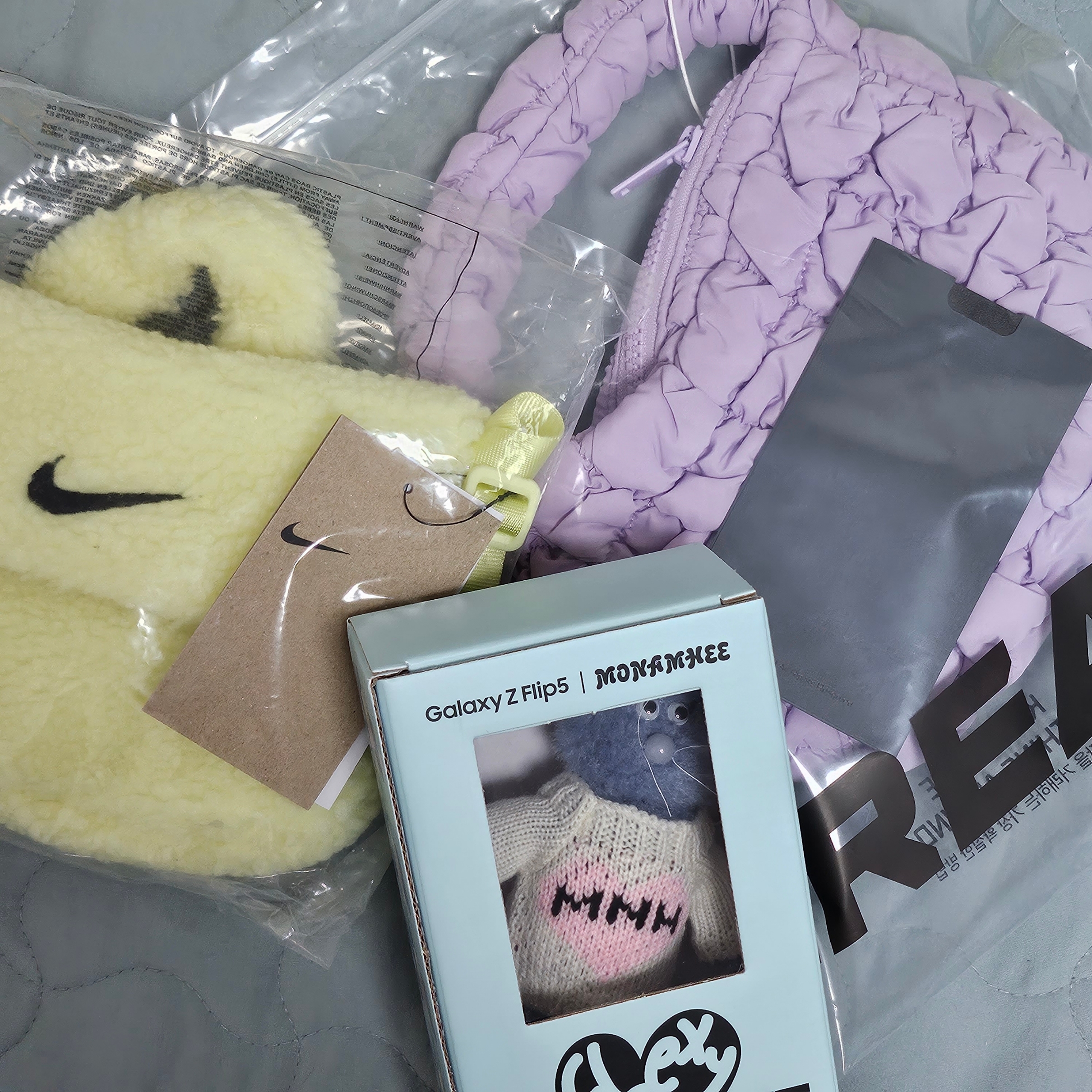 (Kids) Nike NSW Faux Fur Crossbody Bag Neon, COS Quilted Micro Bag Purple 착용 스타일
