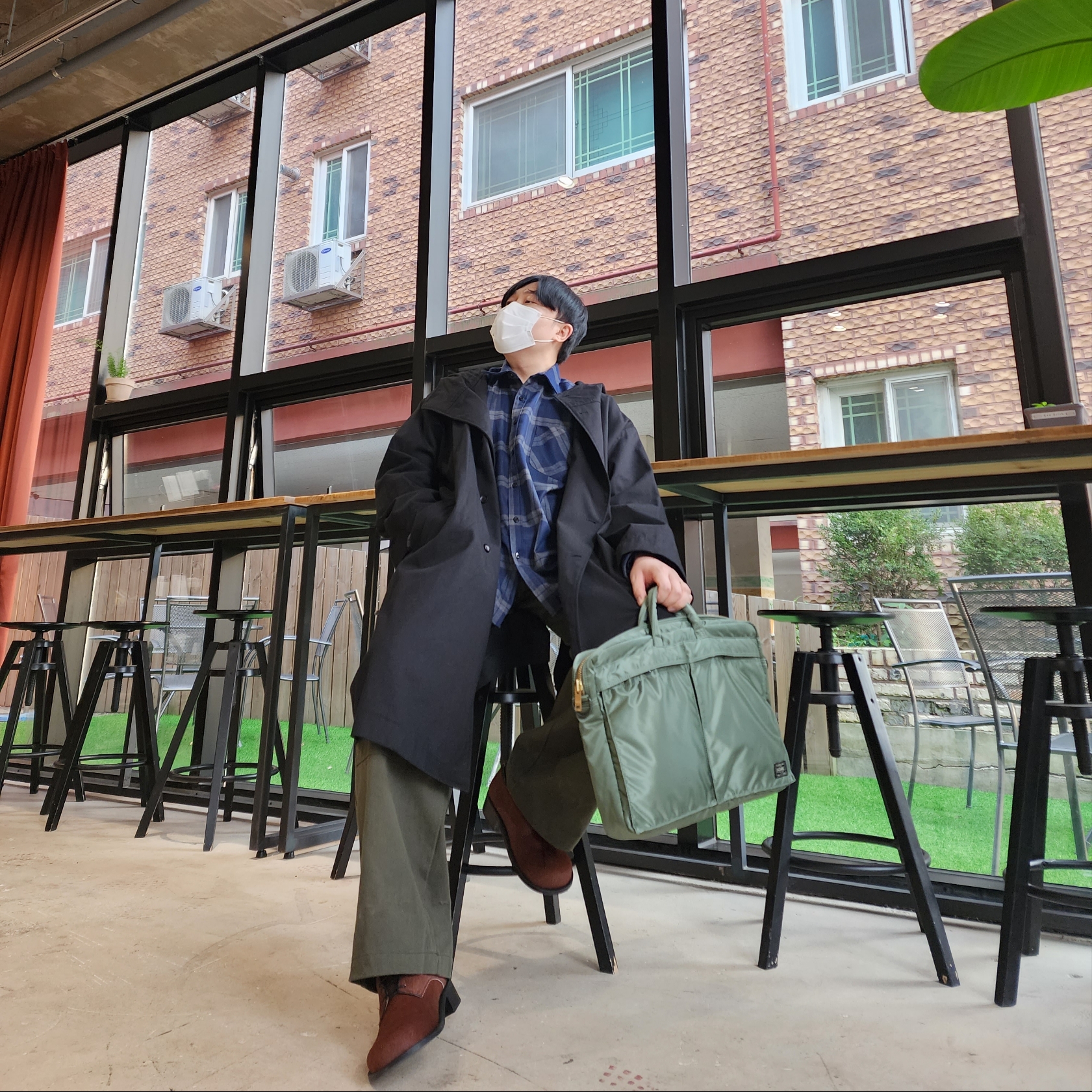 Porter Tanker 2Way Briefcase Sage Green 착용 스타일 - 1