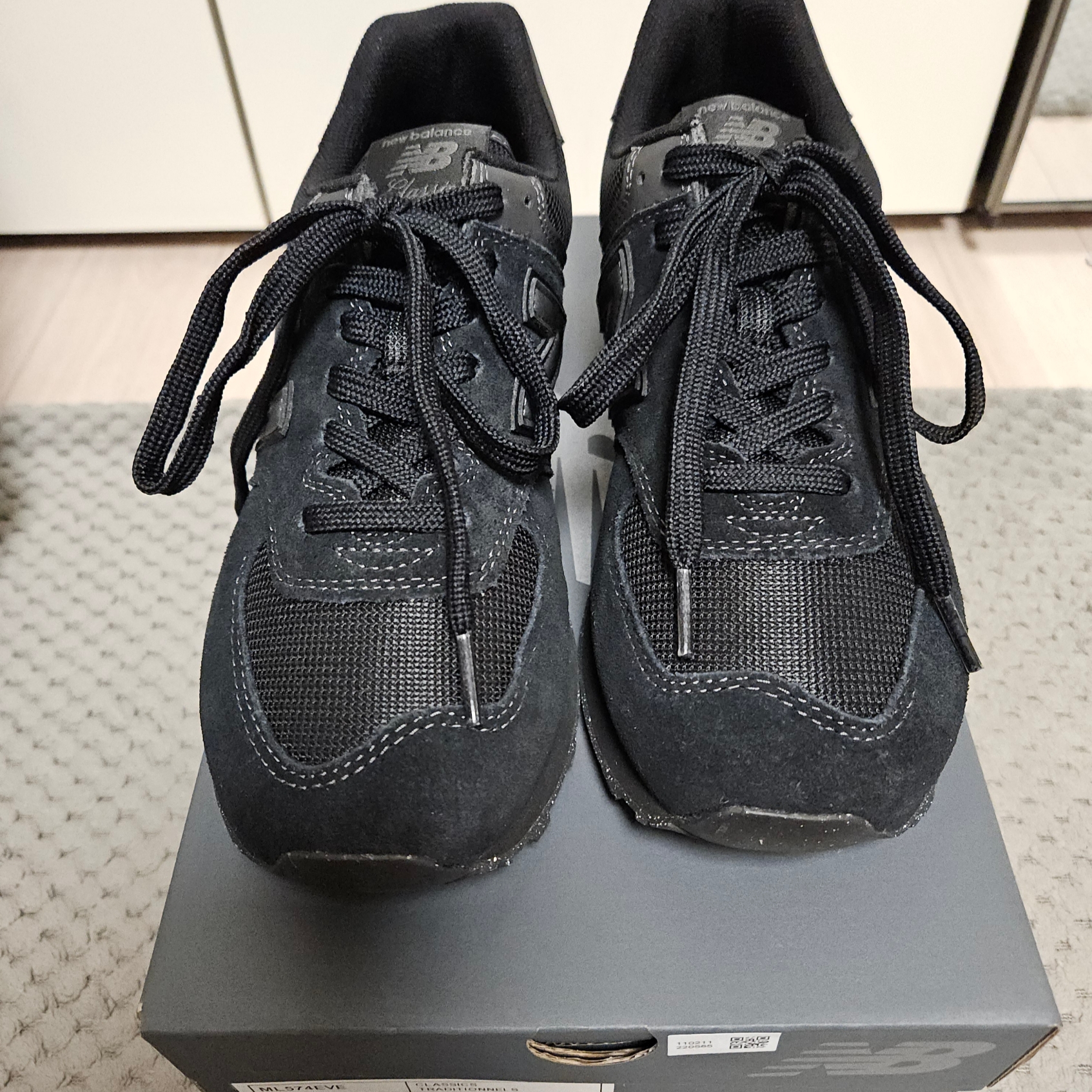 New Balance 574 Triple Black - D Standard 착용 스타일 - 1