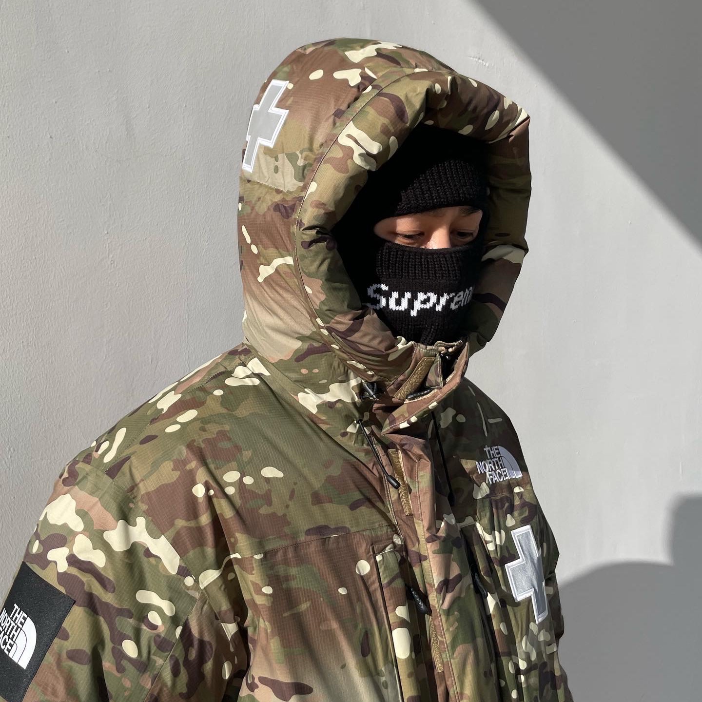 Supreme New Era Box Logo Balaclava Black - 22FW, Supreme x The North Face Summit Series Rescue Baltoro Jacket Multi Camo - 22SS 착용 스타일 - 1