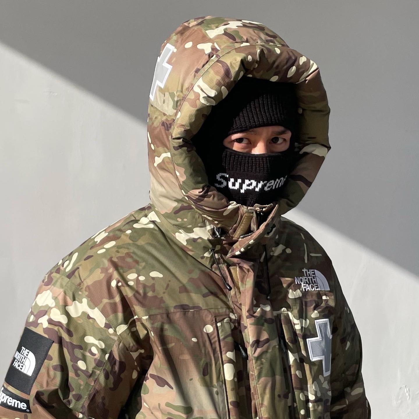 Supreme New Era Box Logo Balaclava Black - 22FW, Supreme x The North Face Summit Series Rescue Baltoro Jacket Multi Camo - 22SS 착용 스타일 - 2