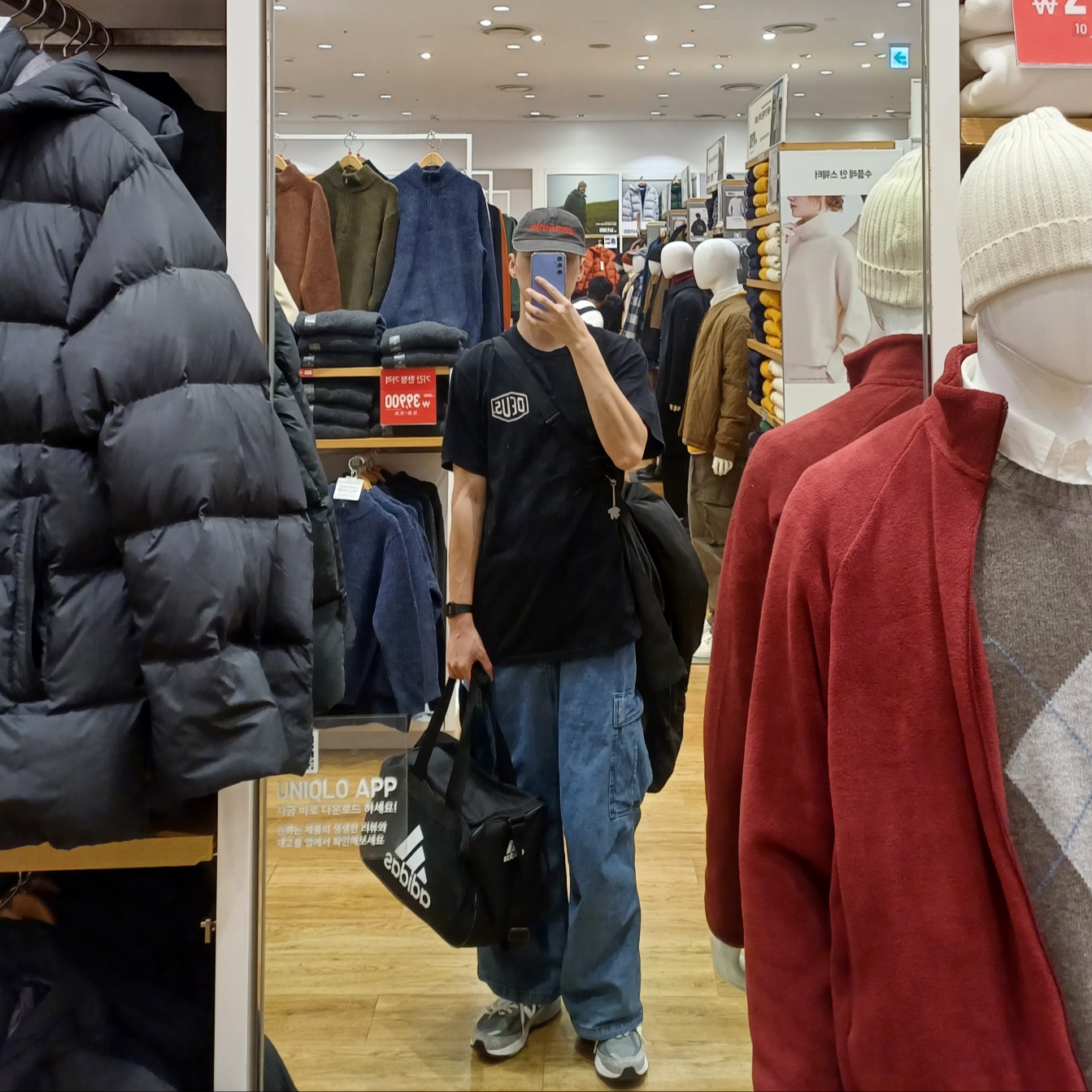 Uniqlo x White Mountaineering WPJ Hybrid Down Oversized Parka Black, Uniqlo U Drawstring Shoulder Bag Black 착용 스타일 - 3