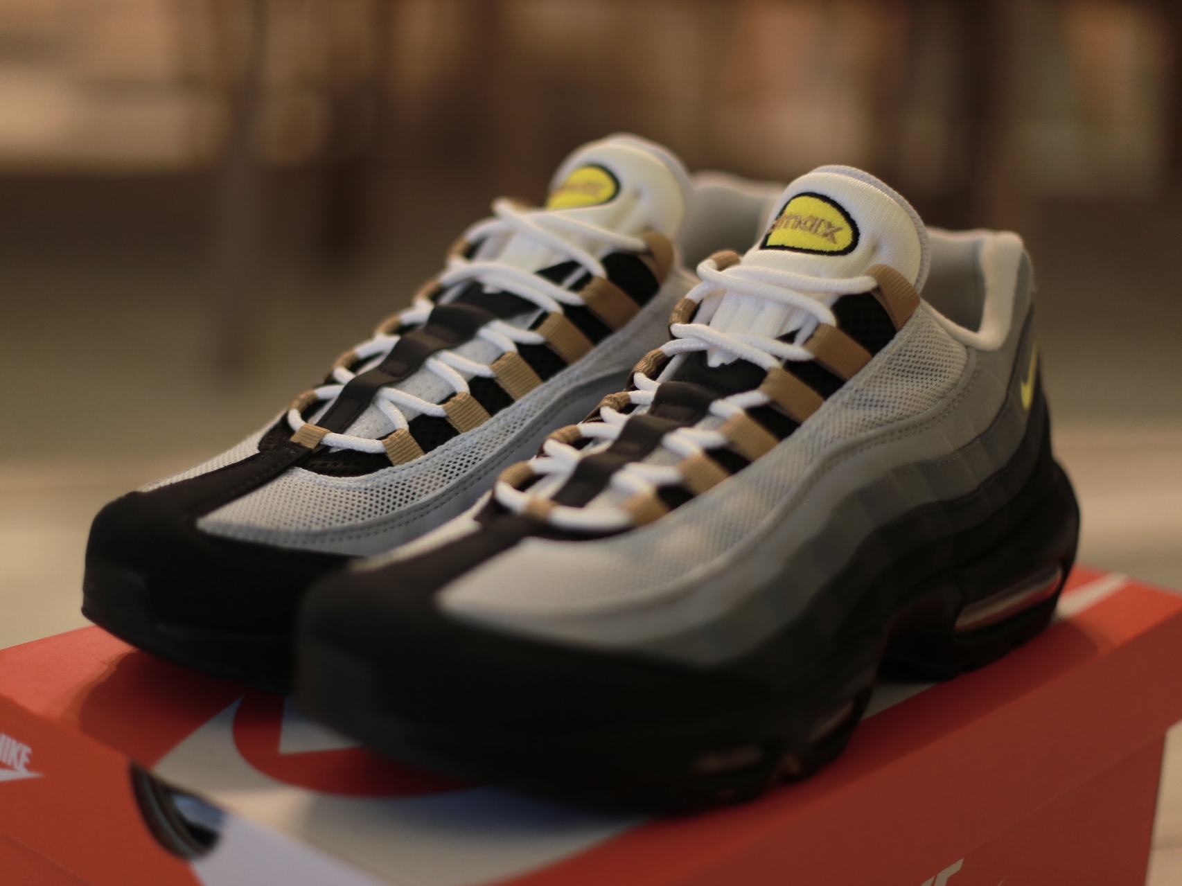 Nike Air Max 95 Wolf Grey Yellow Strike 착용 스타일 - 2