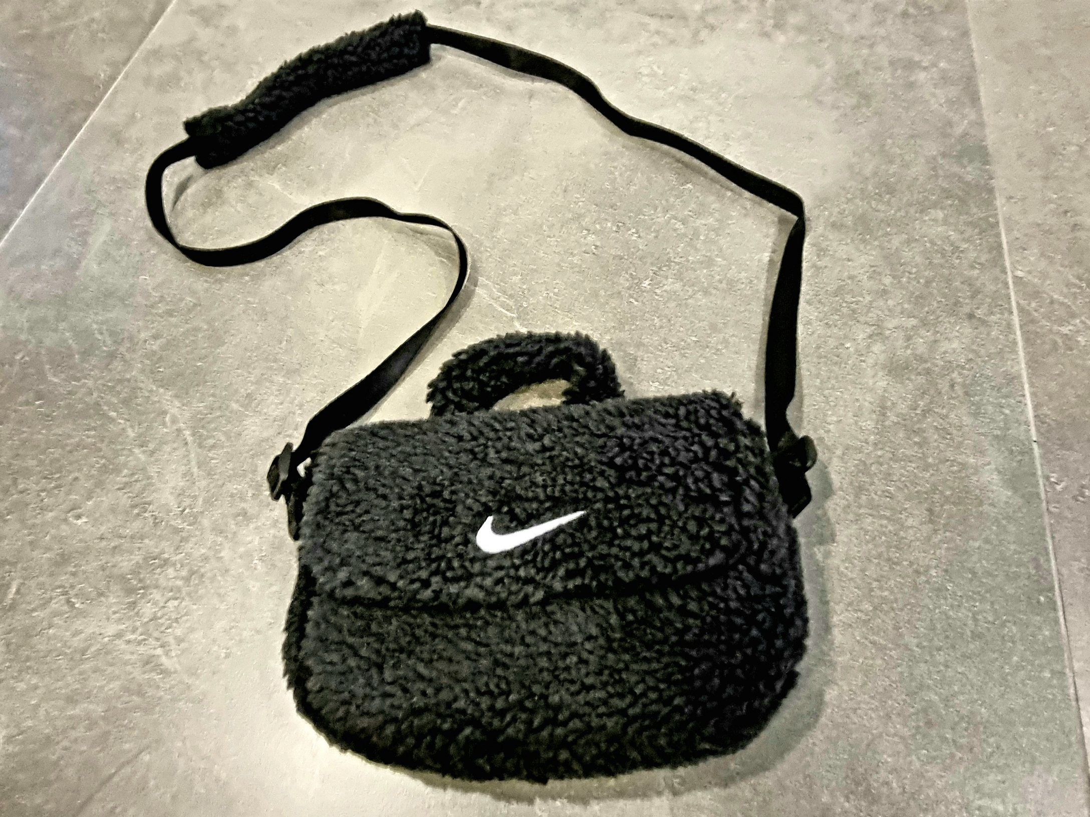 (Kids) Nike NSW Faux Fur Crossbody Bag Black 착용 스타일 - 1