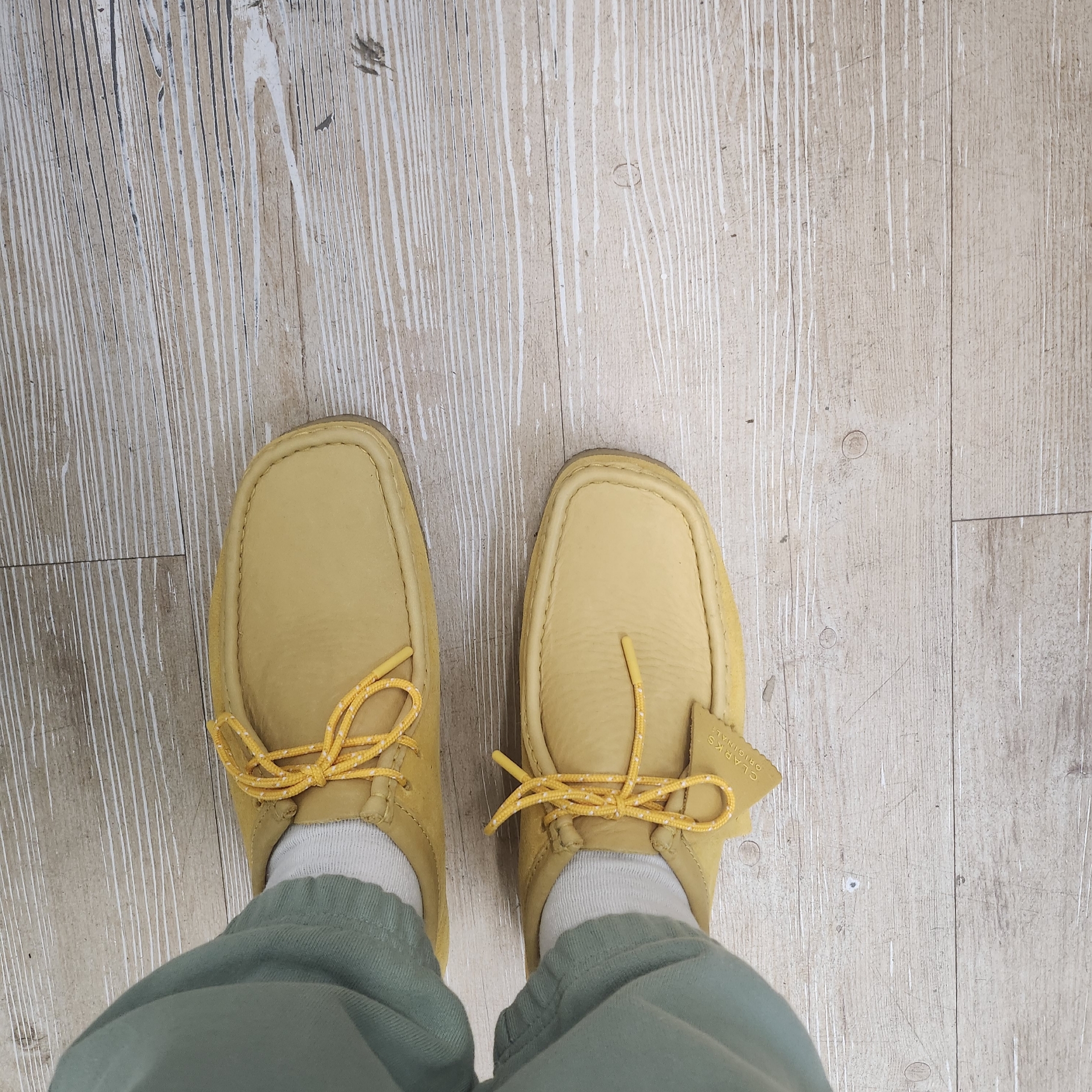 Clarks Wallabee Yellow Suede 착용 스타일 - 2