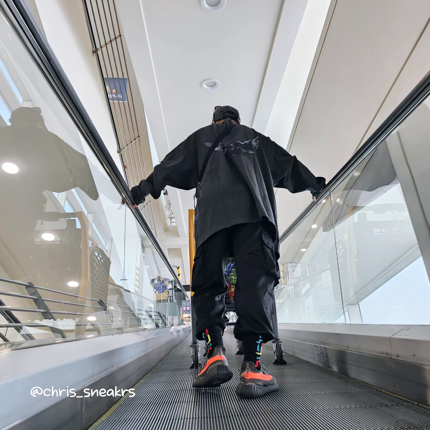 Yeezy Gap Engineered By Balenciaga Dove Long Sleeve T-Shirt Black, Balenciaga Explorer Beltpack Black 착용 스타일 - 2