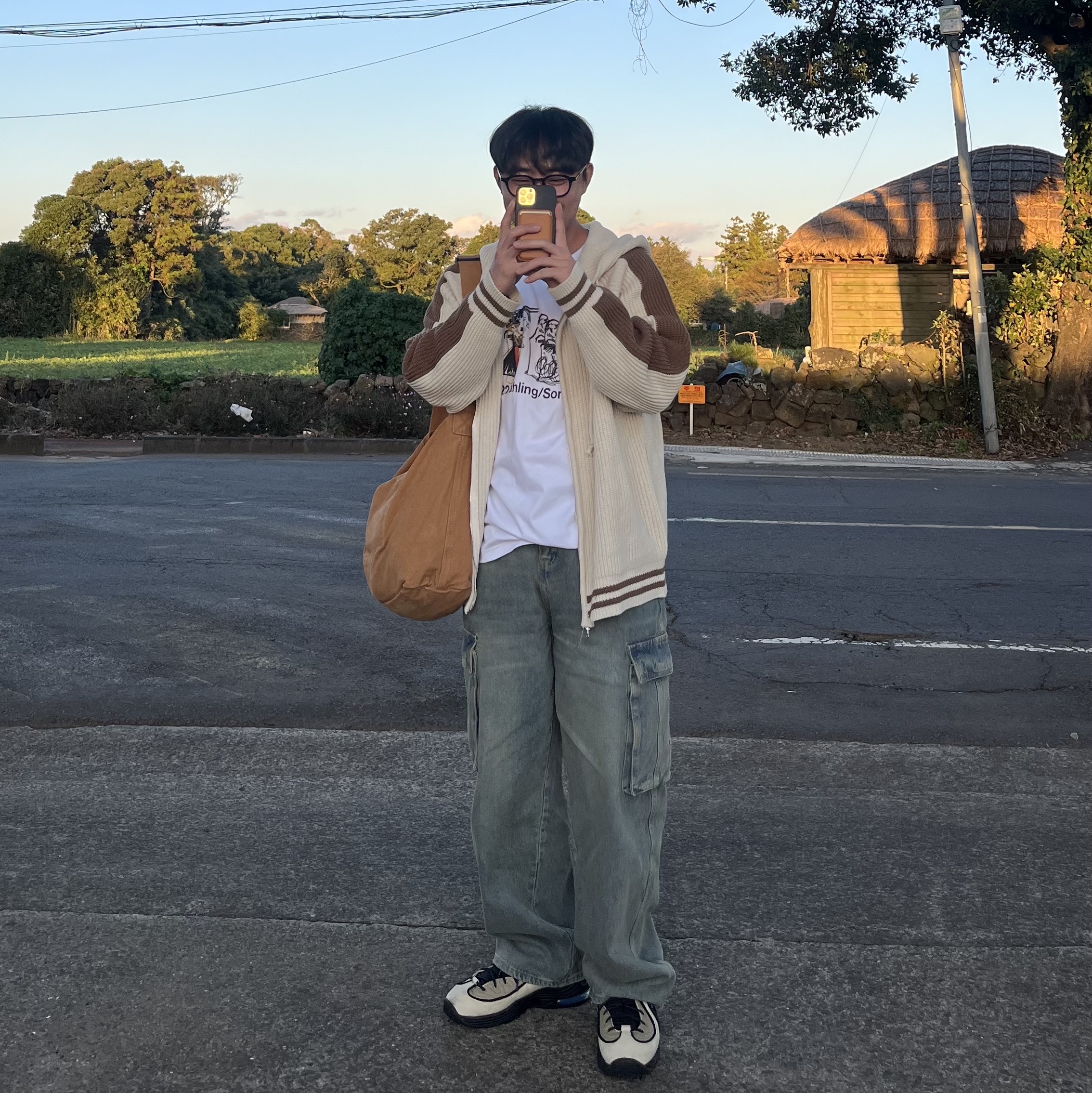 The Museum Visitor Statue T-Shirt White, Nike x Stussy Air Penny II Rattan and Limestone 착용 스타일