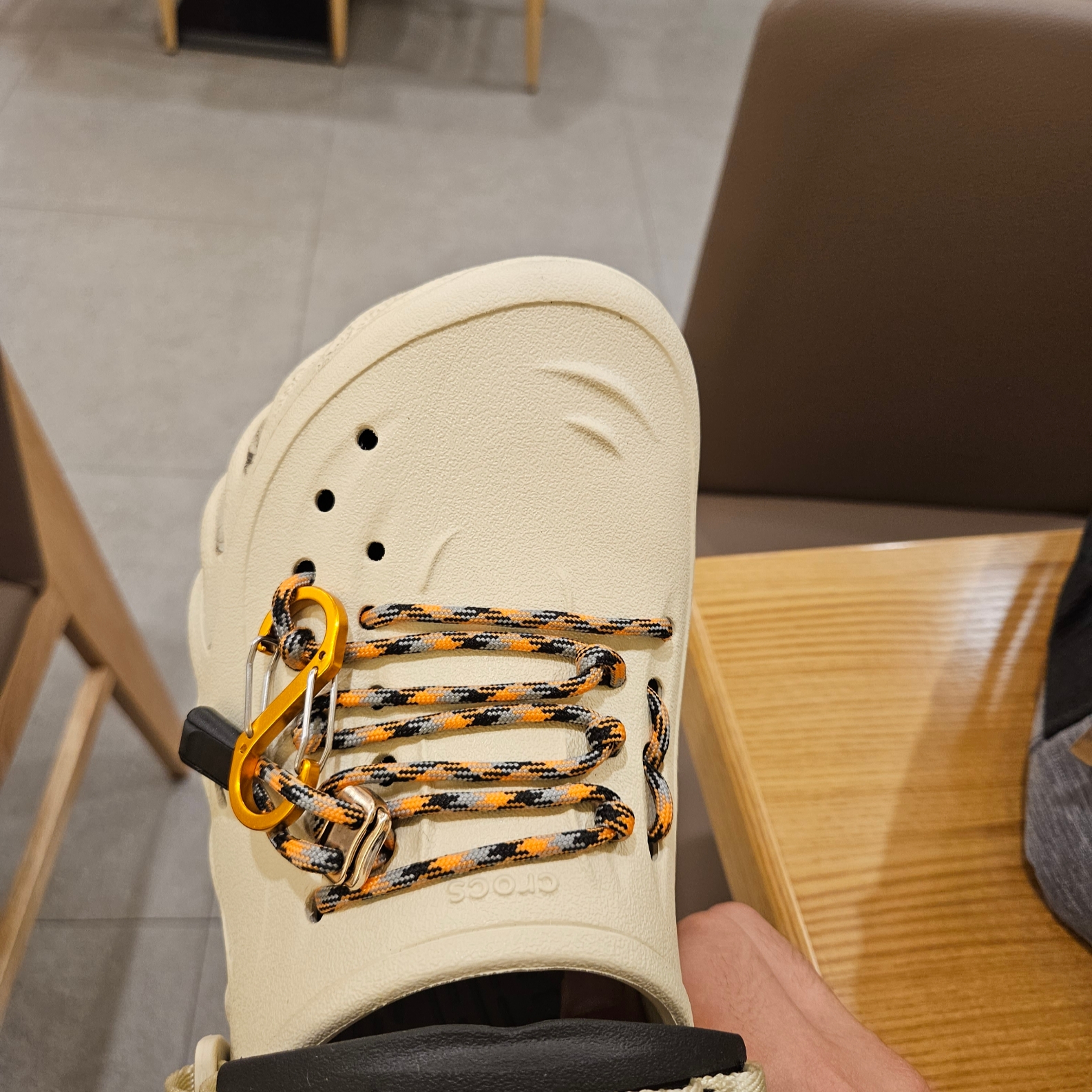 Crocs Echo Clog Bone Black 착용 스타일