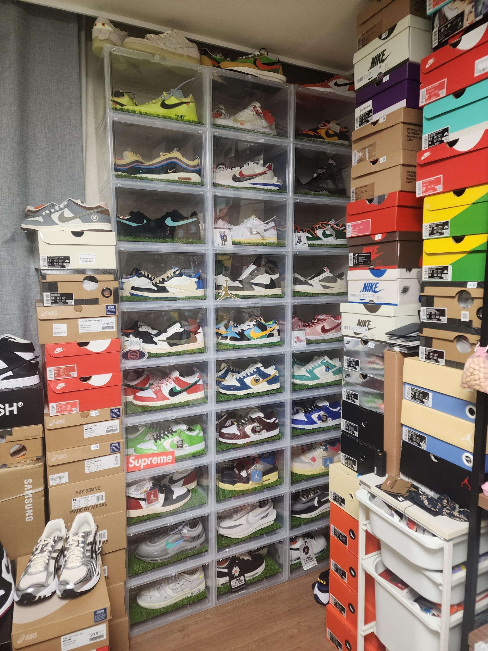 Nike x Tiffany & Co. Air Force 1 Low SP 1837, Jordan 1 x Travis Scott Retro Low OG SP Sail and Ridgerock 착용 스타일