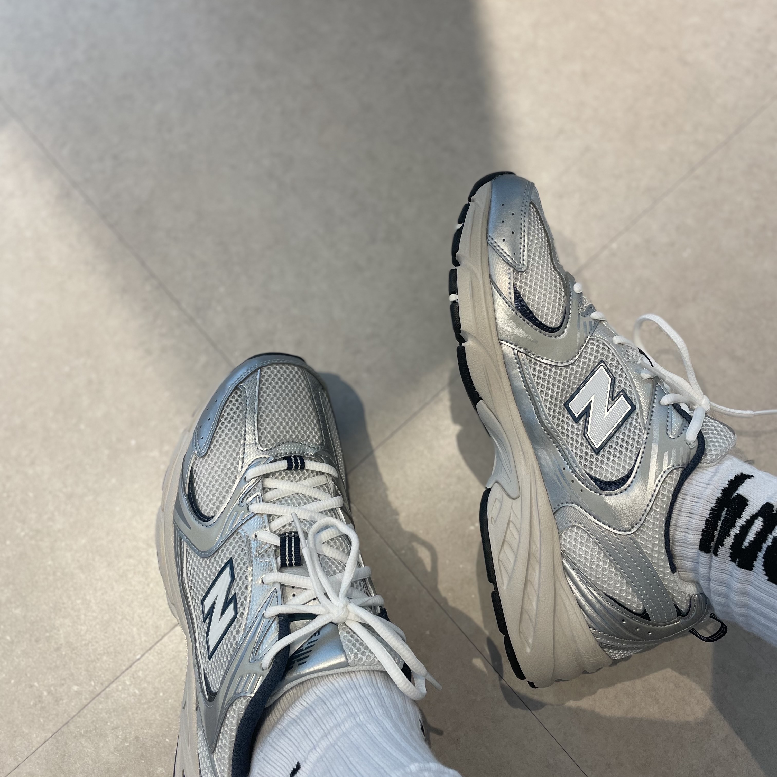New Balance 530 Steel Grey 착용 스타일