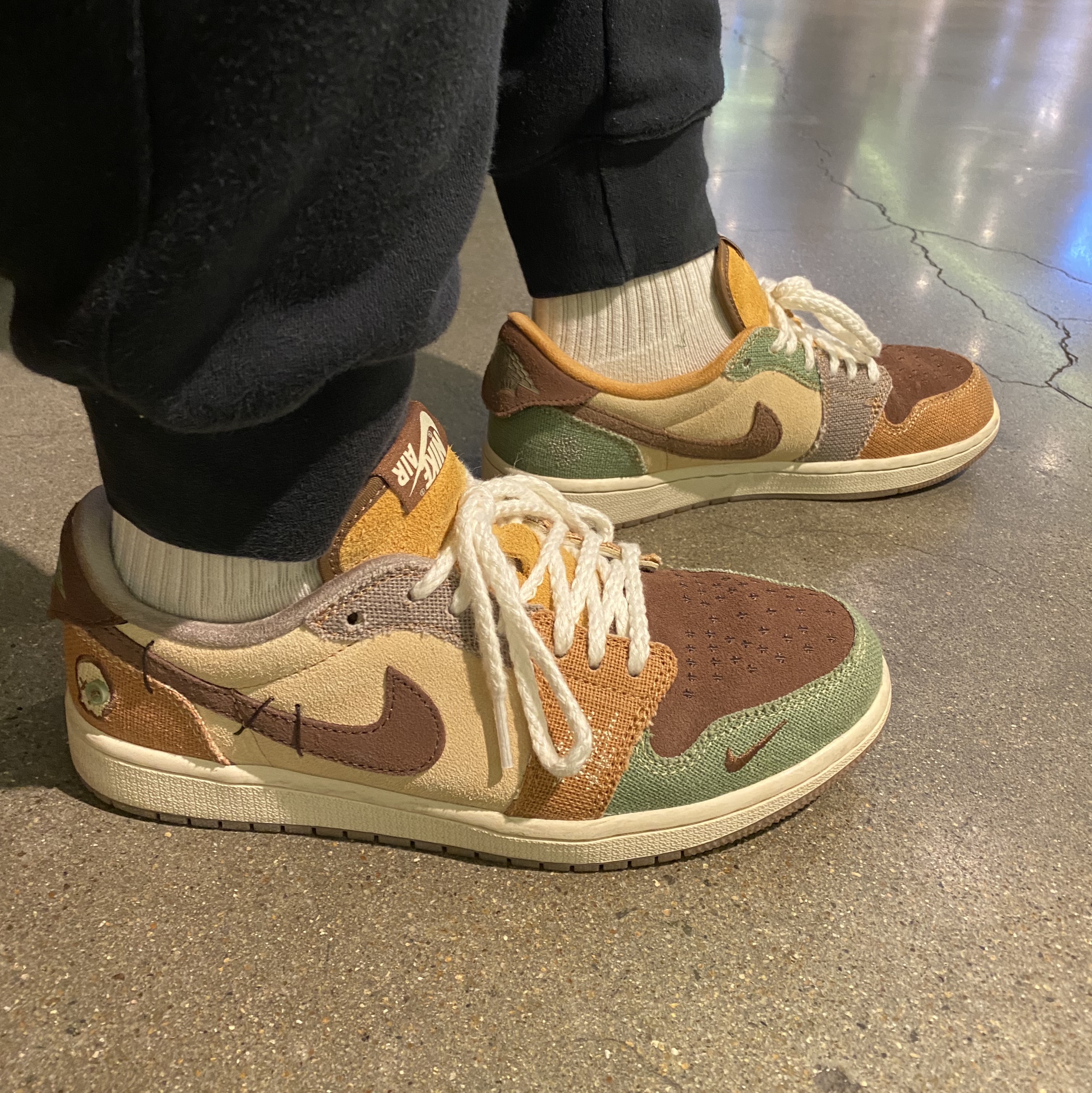 Jordan 1 x Zion Williamson Retro Low OG Flax and Oil Green 착용 스타일 - 2
