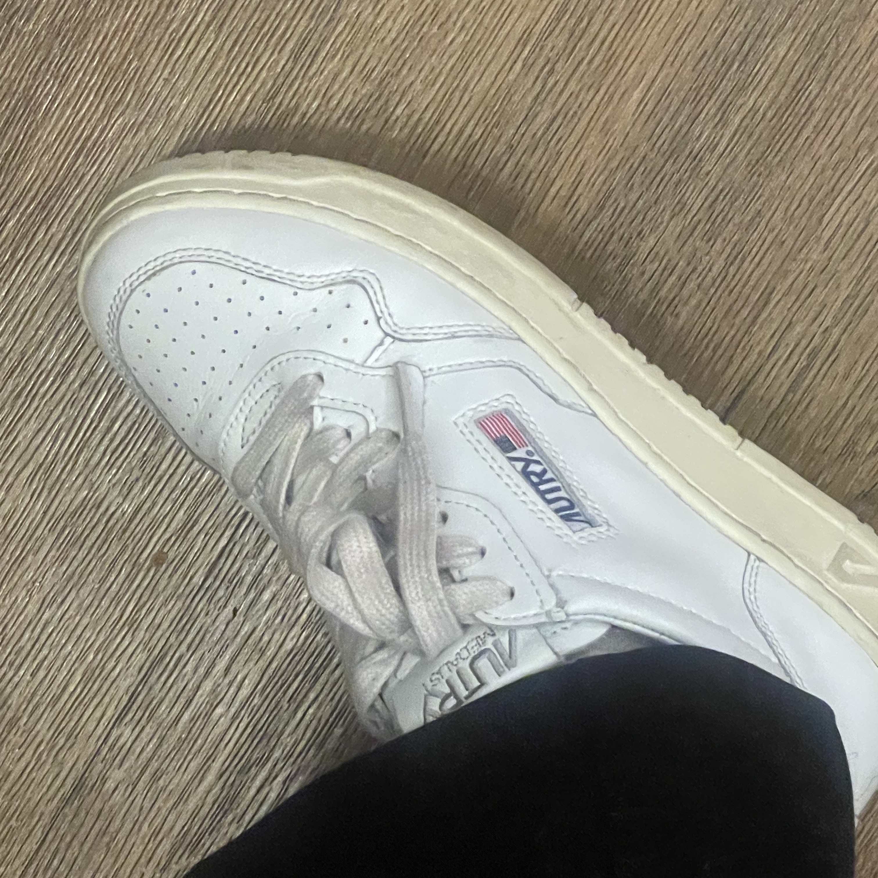 (W) Autry Medalist Low Leather Sneakers White 착용 스타일