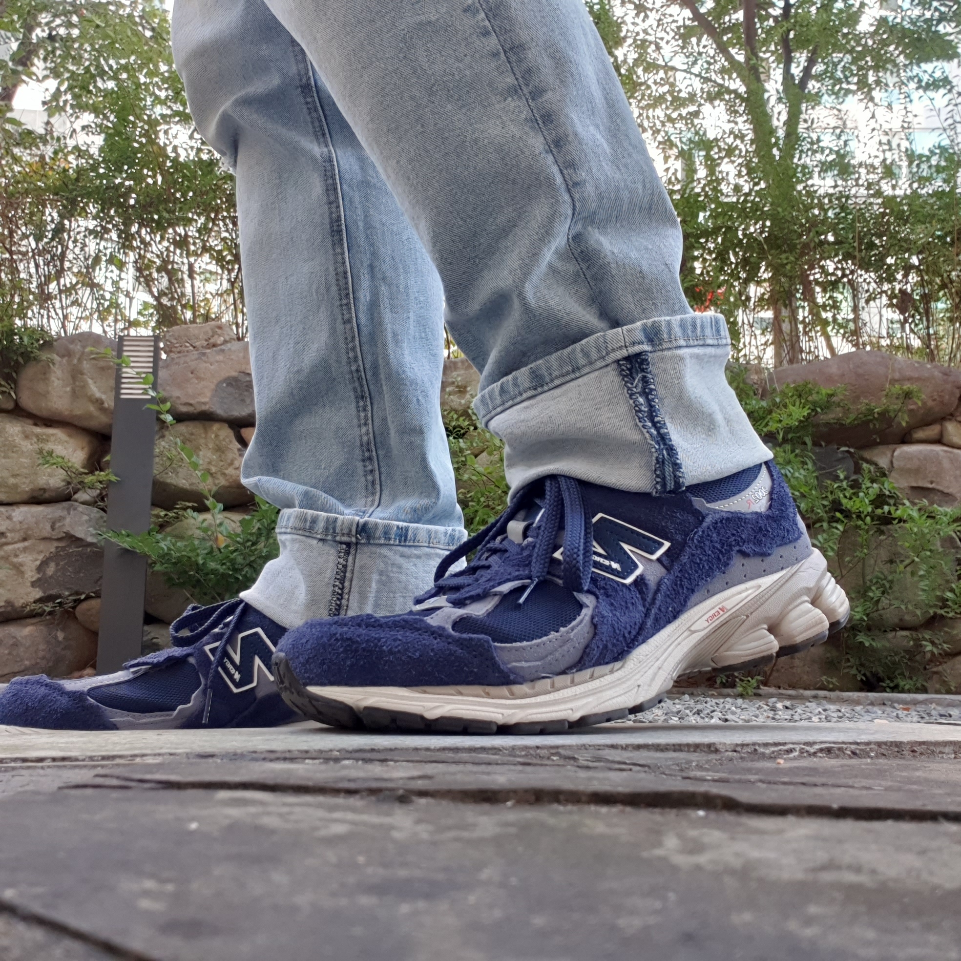 New Balance 2002R Protection Pack Navy 착용 스타일