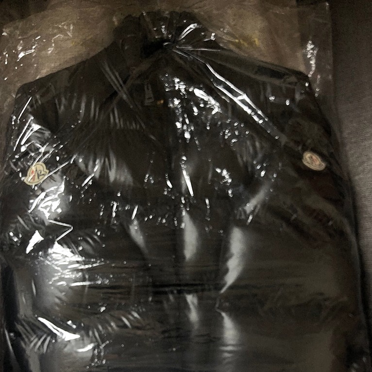 Moncler Maya Short Down Jacket Black - 23FW, Moncler x 1017 Alyx 9SM Almondy Short Down Jacket Shiny Black - 22FW 착용 스타일 - 2