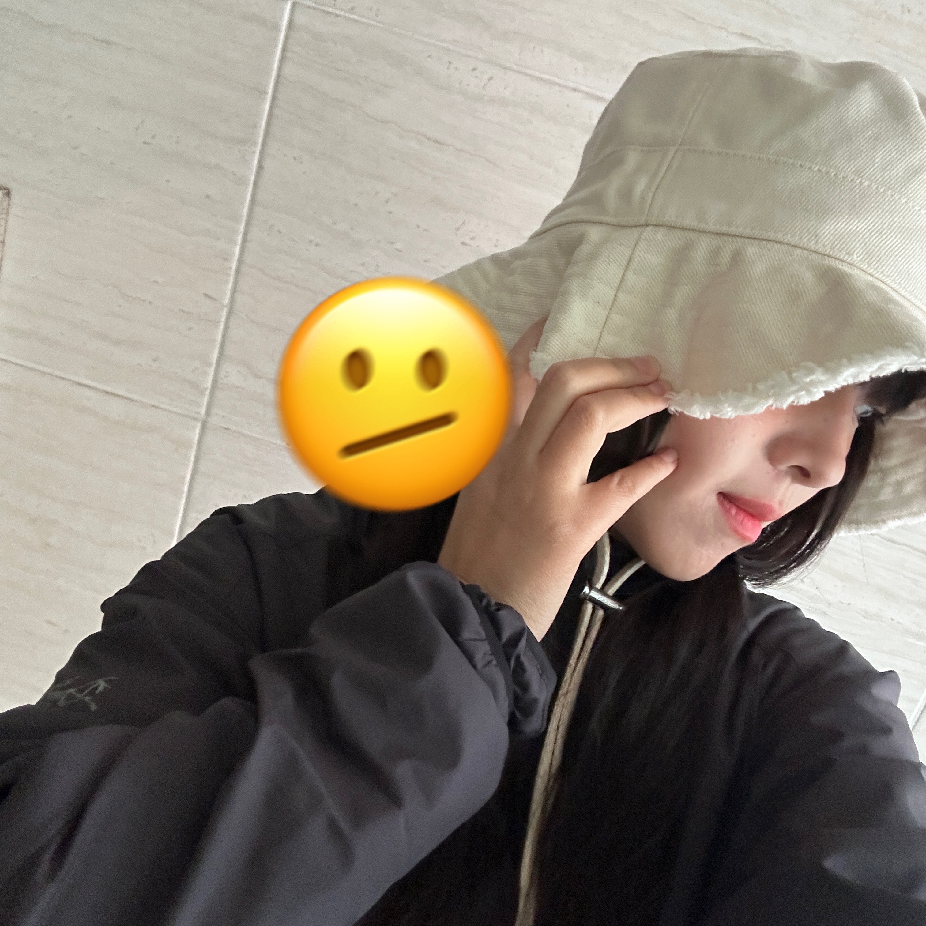 Jacquemus Le Bob Artichaut Bucket Hat Off White 착용 스타일 - 2