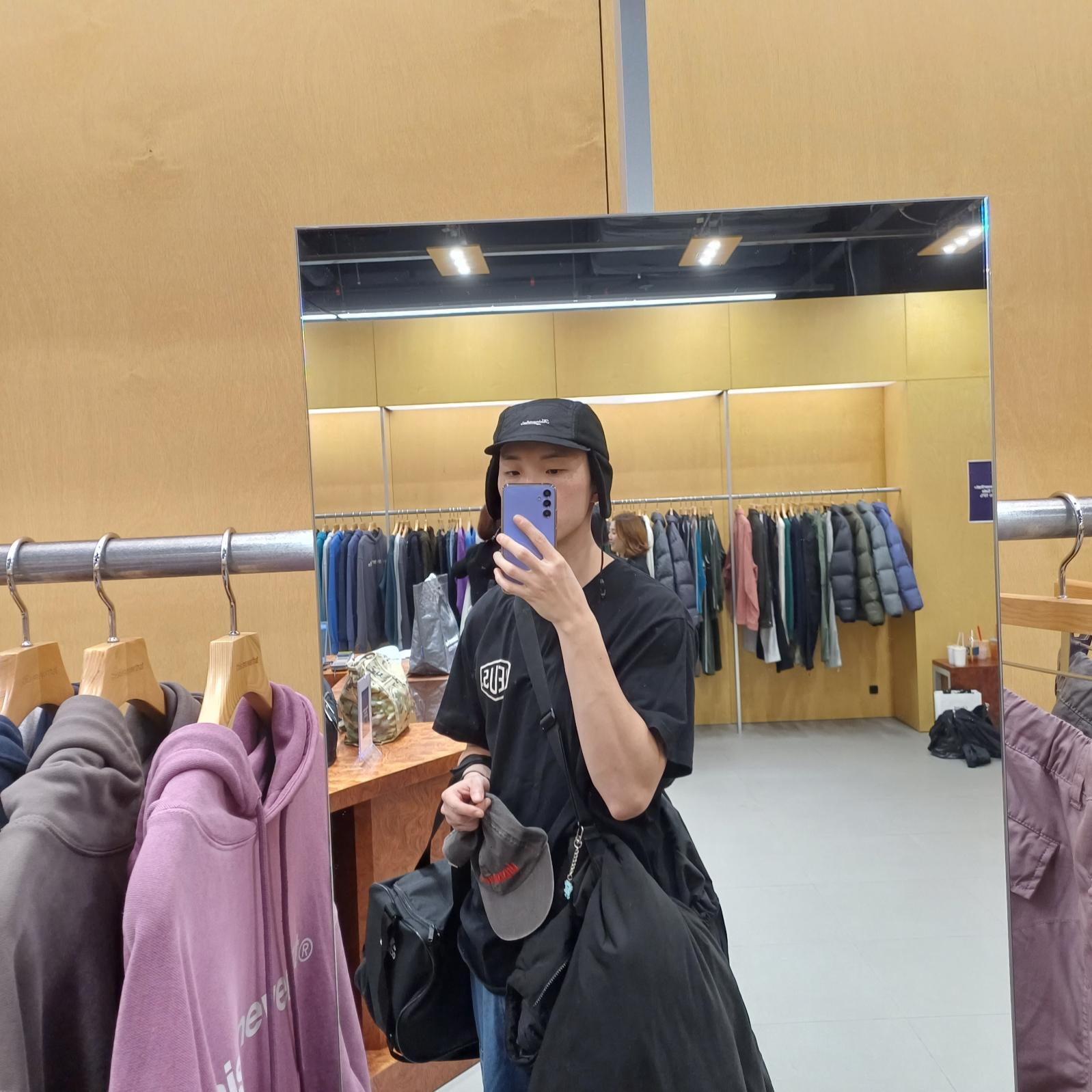 Uniqlo x White Mountaineering WPJ Hybrid Down Oversized Parka Black, Uniqlo U Drawstring Shoulder Bag Black 착용 스타일 - 5