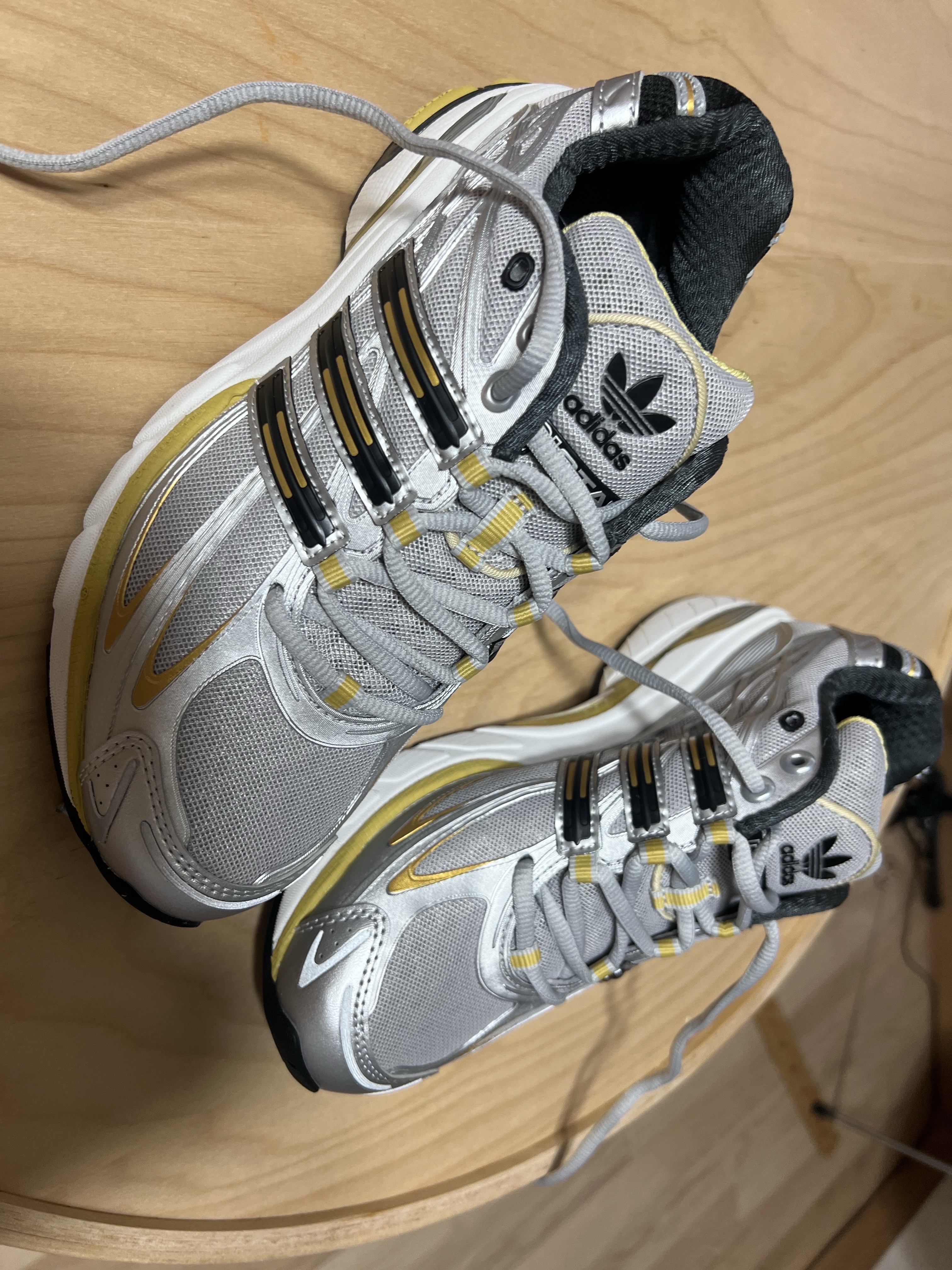 Adidas Adistar Cushion 3 Grey Two Gold Metallic 착용 스타일