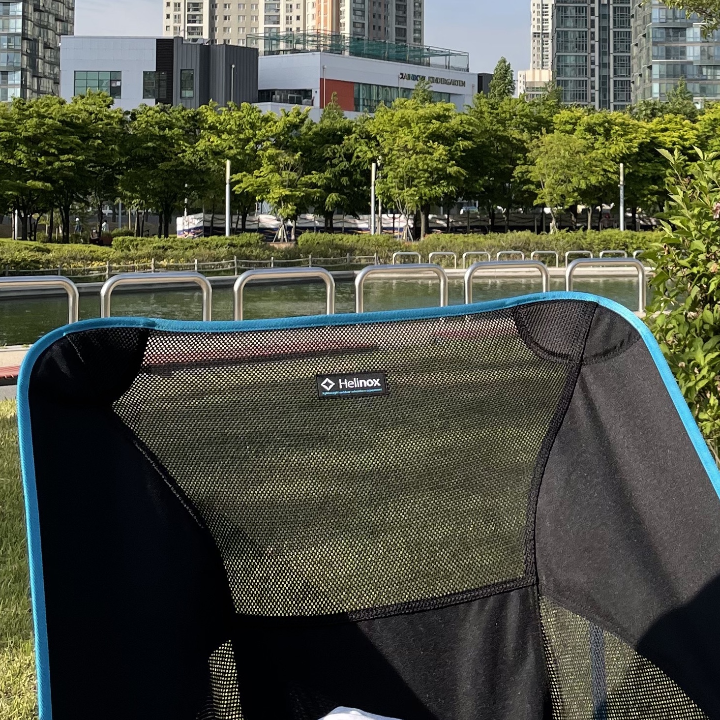 Helinox Chair One L Black 착용 스타일