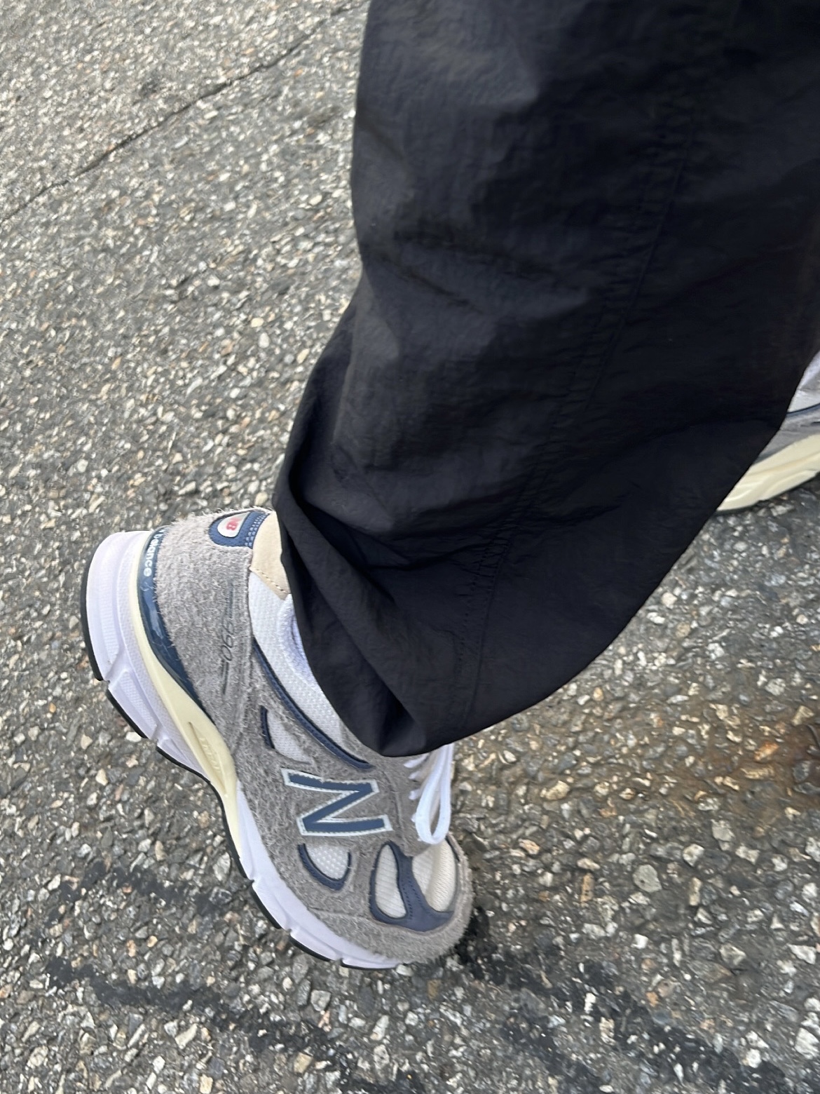 New Balance 990v4 Made in USA Gray Suede 착용 스타일 - 5