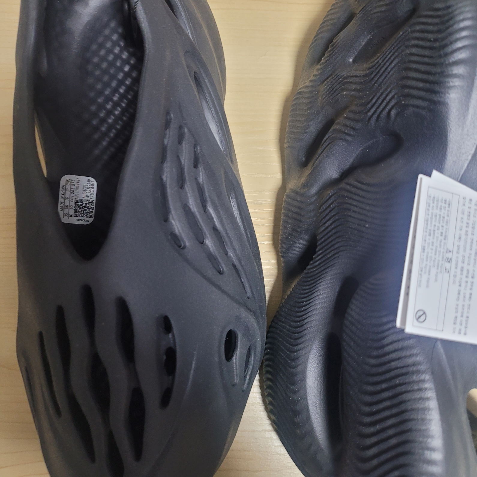 Adidas Yeezy Foam RNNR Onyx 착용 스타일
