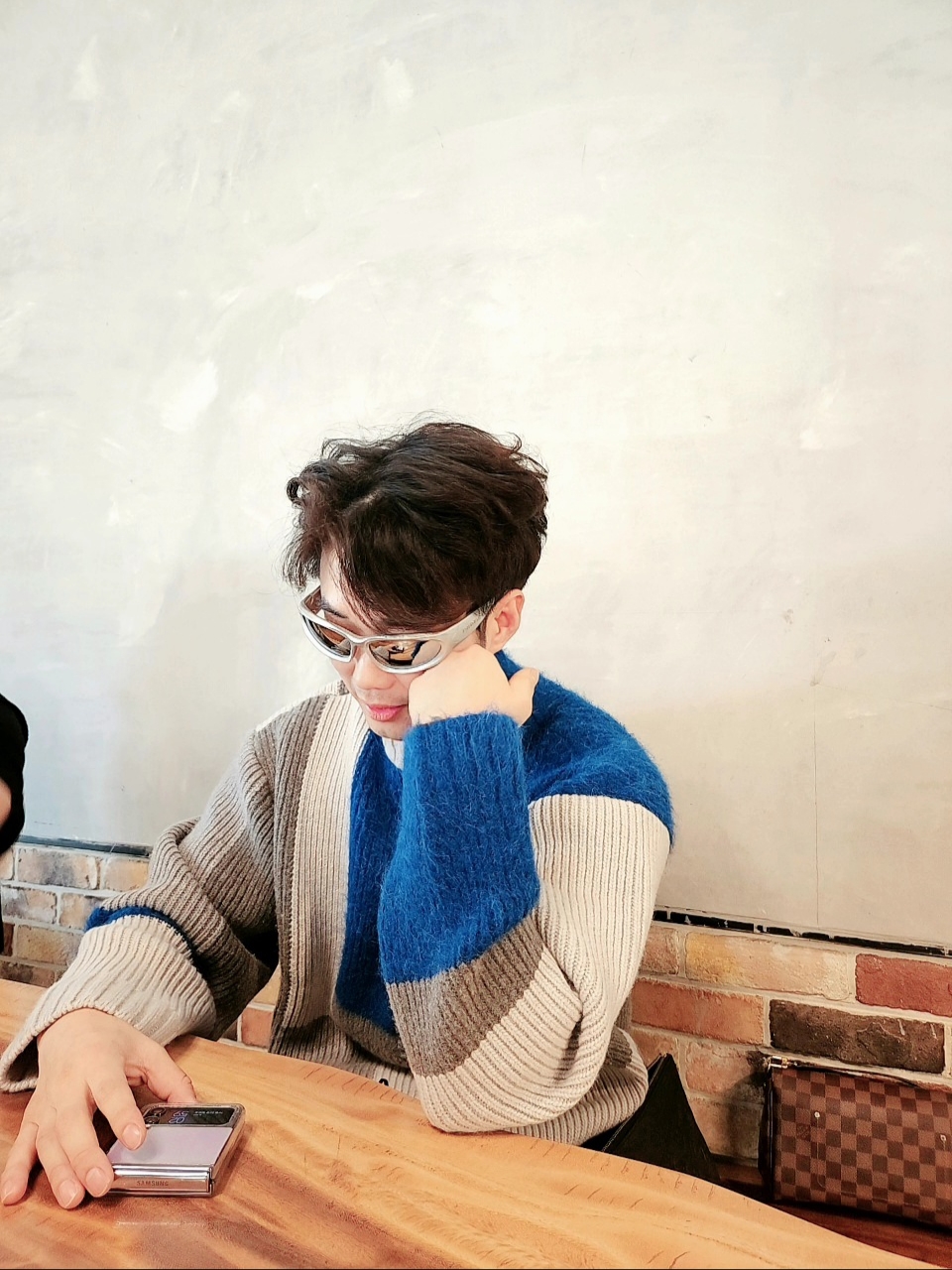Balenciaga Swift Oval Sunglasses Silver, Zara x Ader Error Patchwork Oversize Knit Sweater Multicolor 착용 스타일