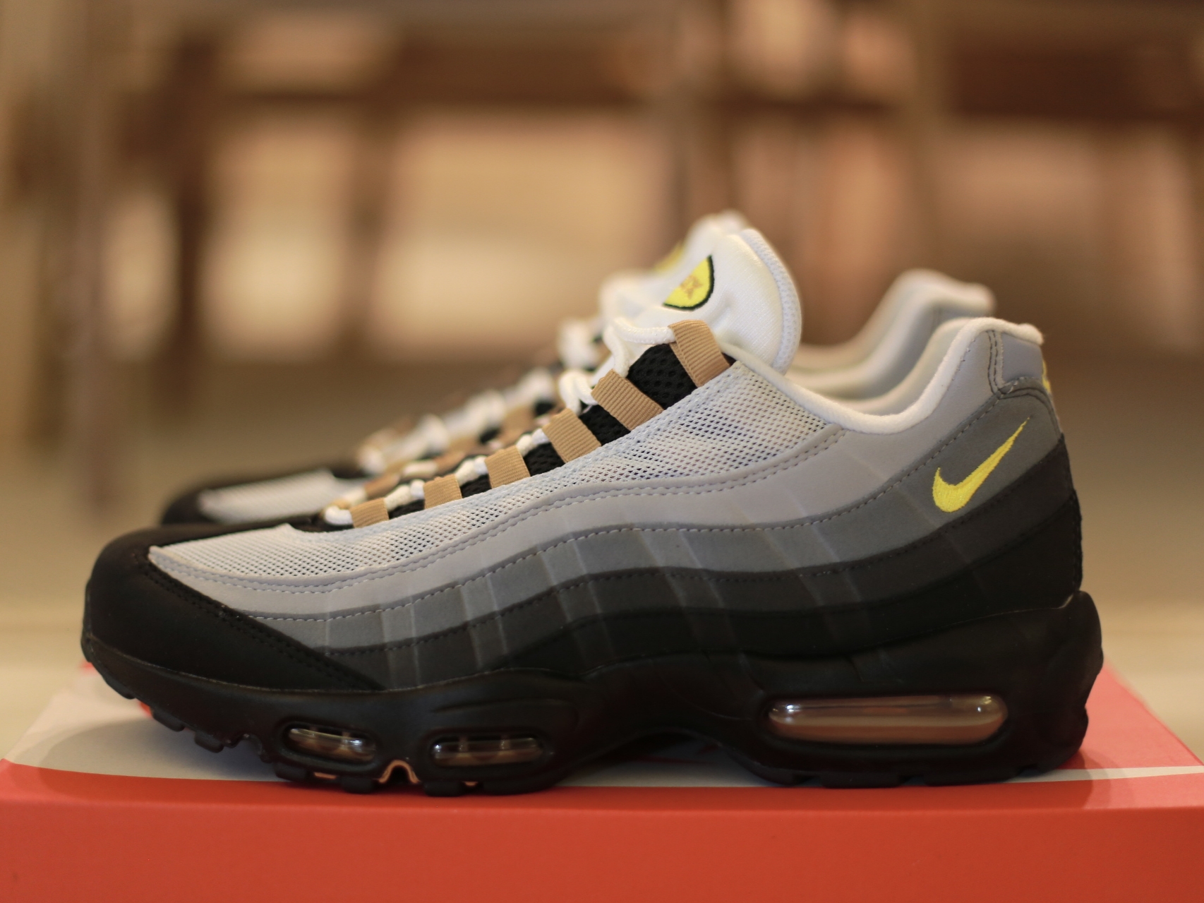Nike Air Max 95 Wolf Grey Yellow Strike 착용 스타일 - 1