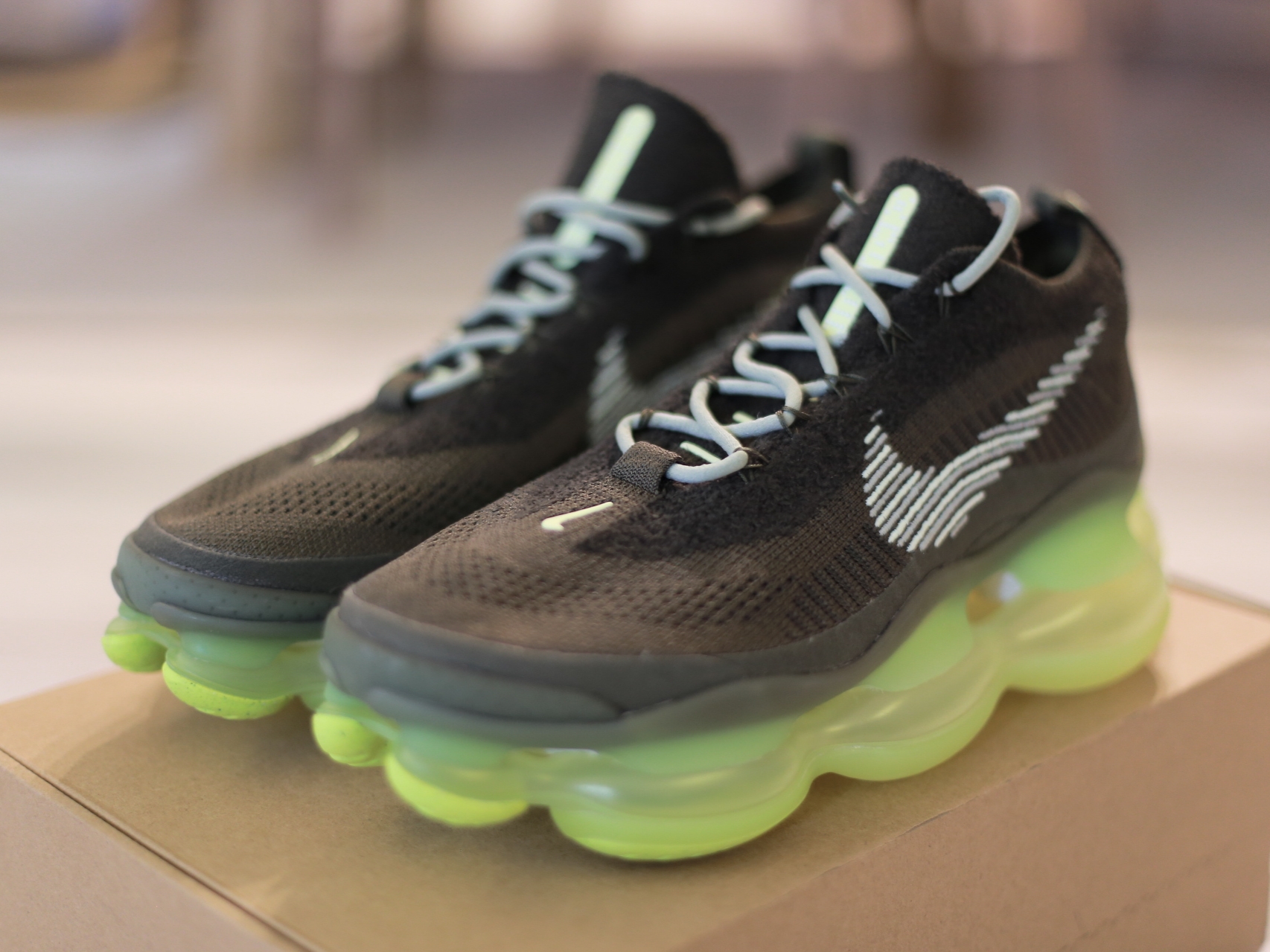 Nike Air Max Scorpion Flyknit Barely Volt 착용 스타일 - 2