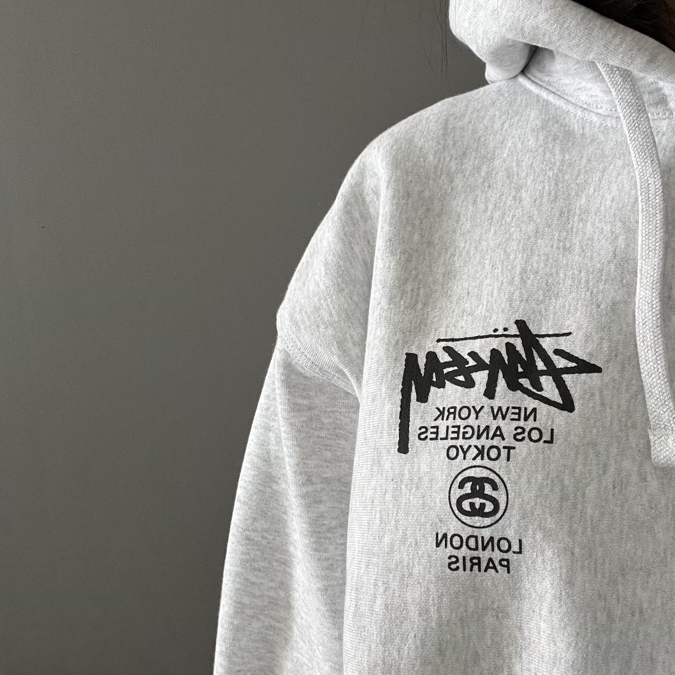 Stussy World Tour Hoodie Ash Heather 2023 착용 스타일 - 1